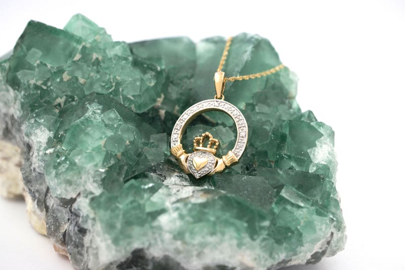 Womens 14K Yellow Gold Claddagh Necklace