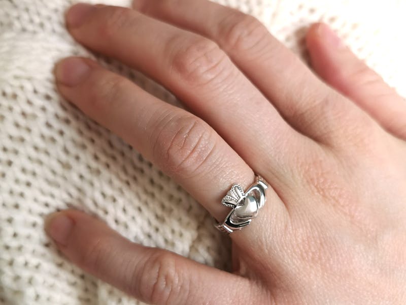 What finger promise rings are worn