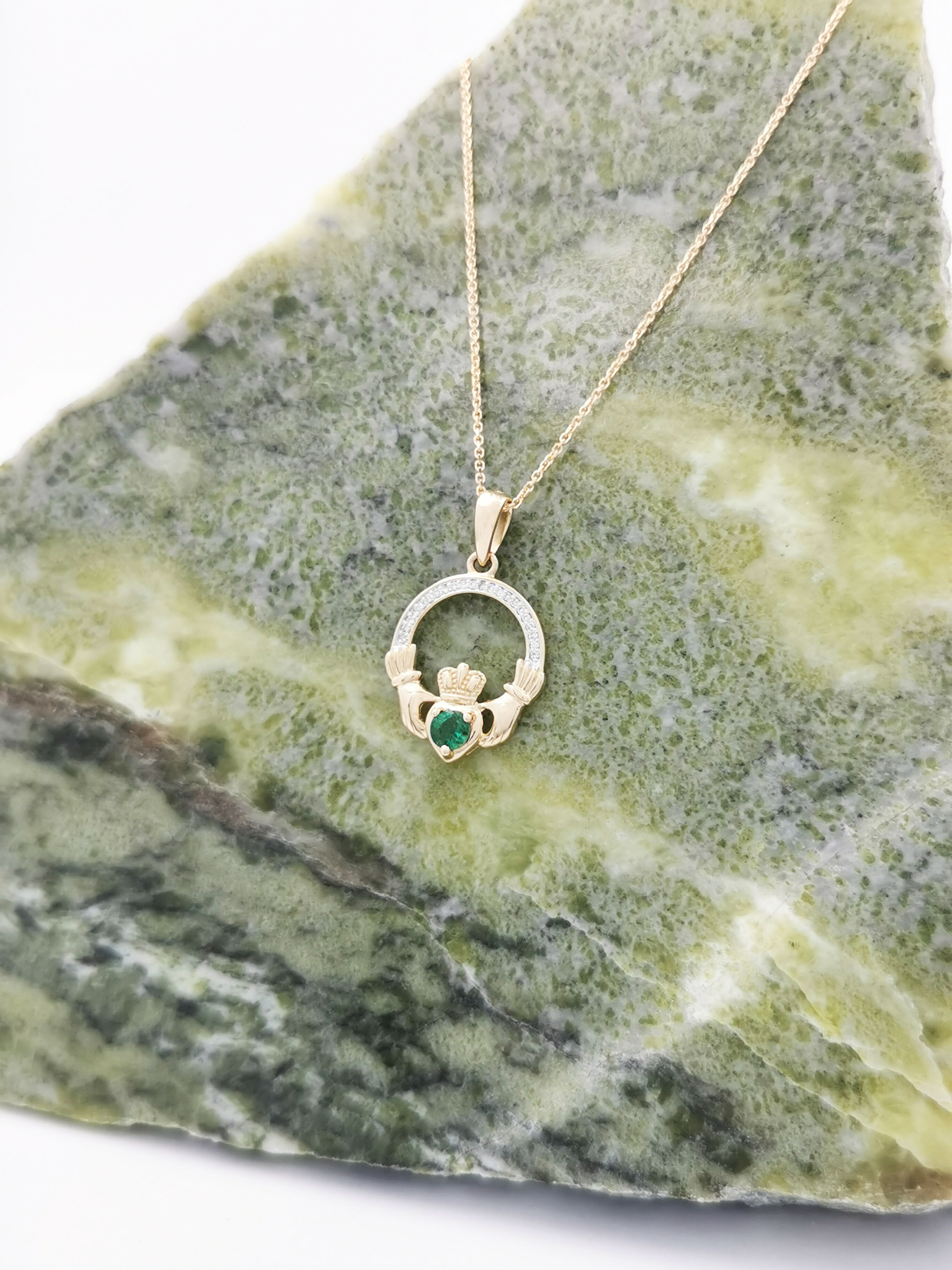 Womens 14K Yellow Gold Claddagh Necklace