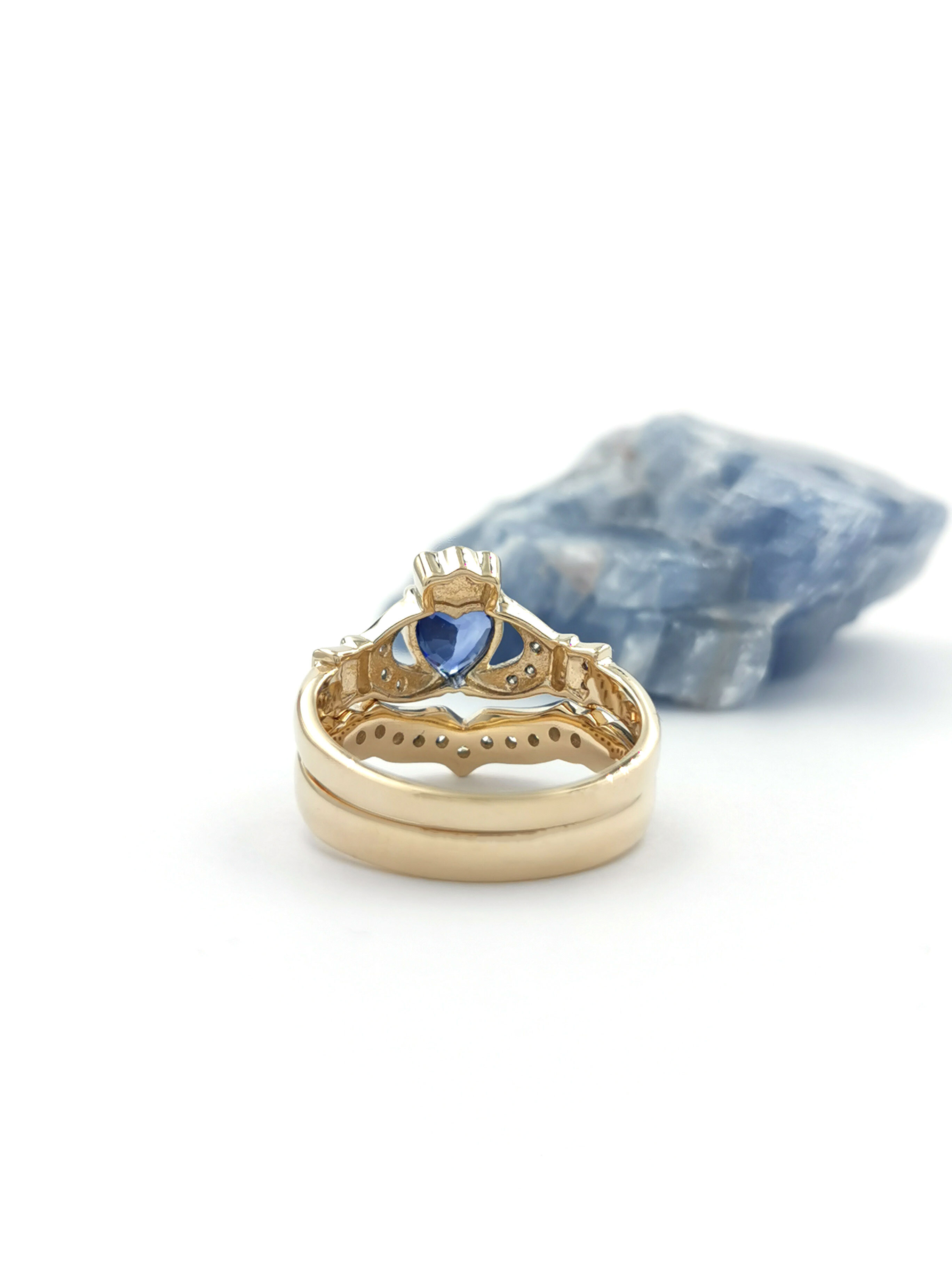 Womens Claddagh 2.5mm Ring in Yellow Gold With a Polished Finish. Picture Of The Reverse Side.