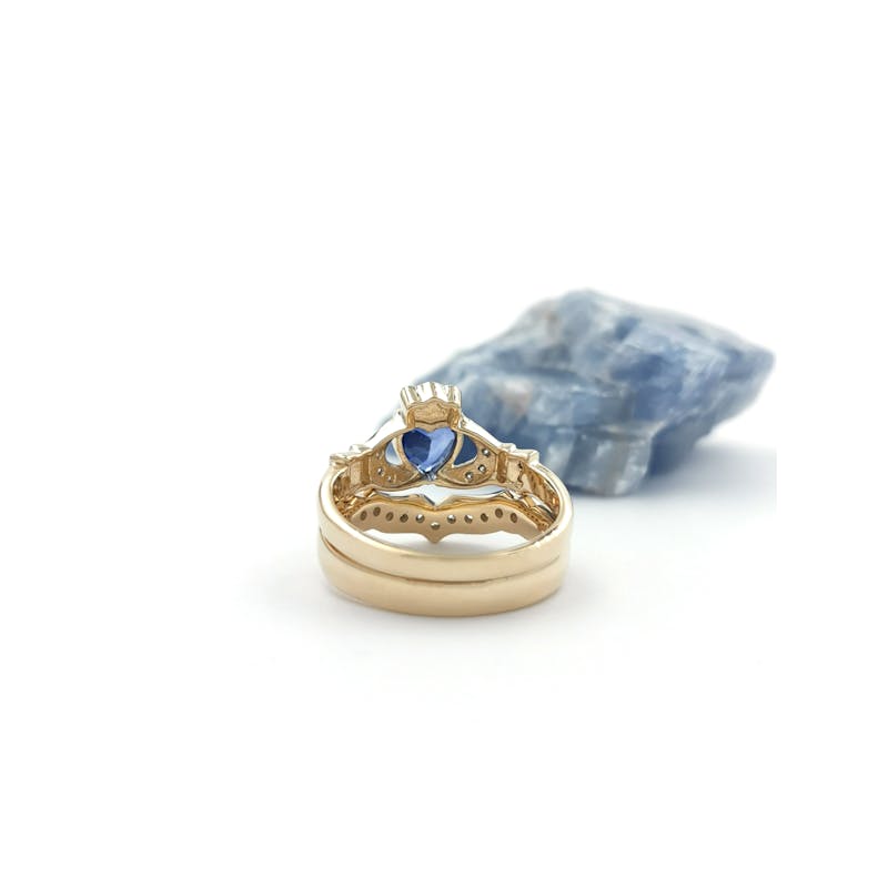 Womens Claddagh 2.5mm Ring in Yellow Gold With a Polished Finish. Picture Of The Reverse Side.