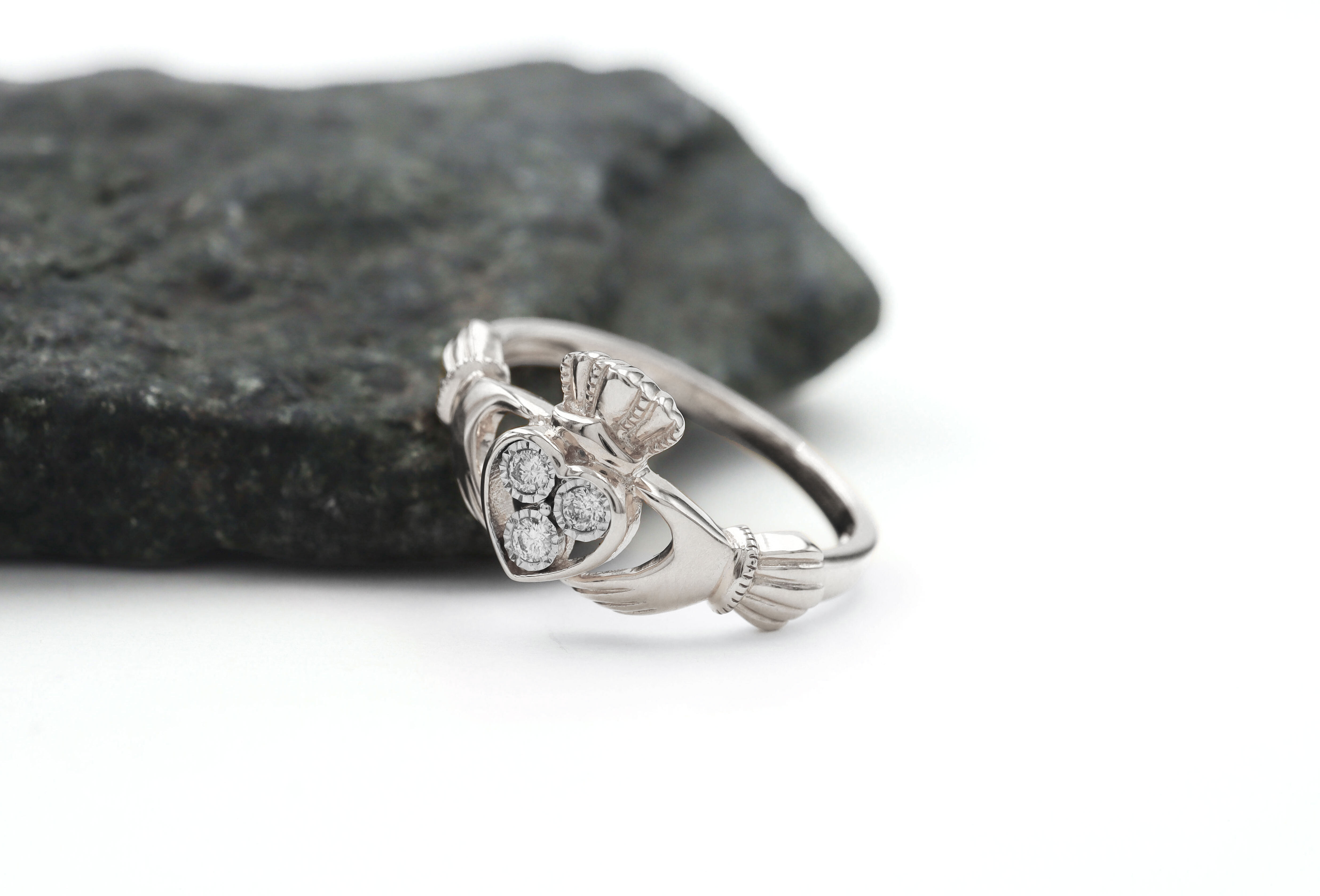 Womens Irish 14K White Gold Claddagh Ring. Side View.