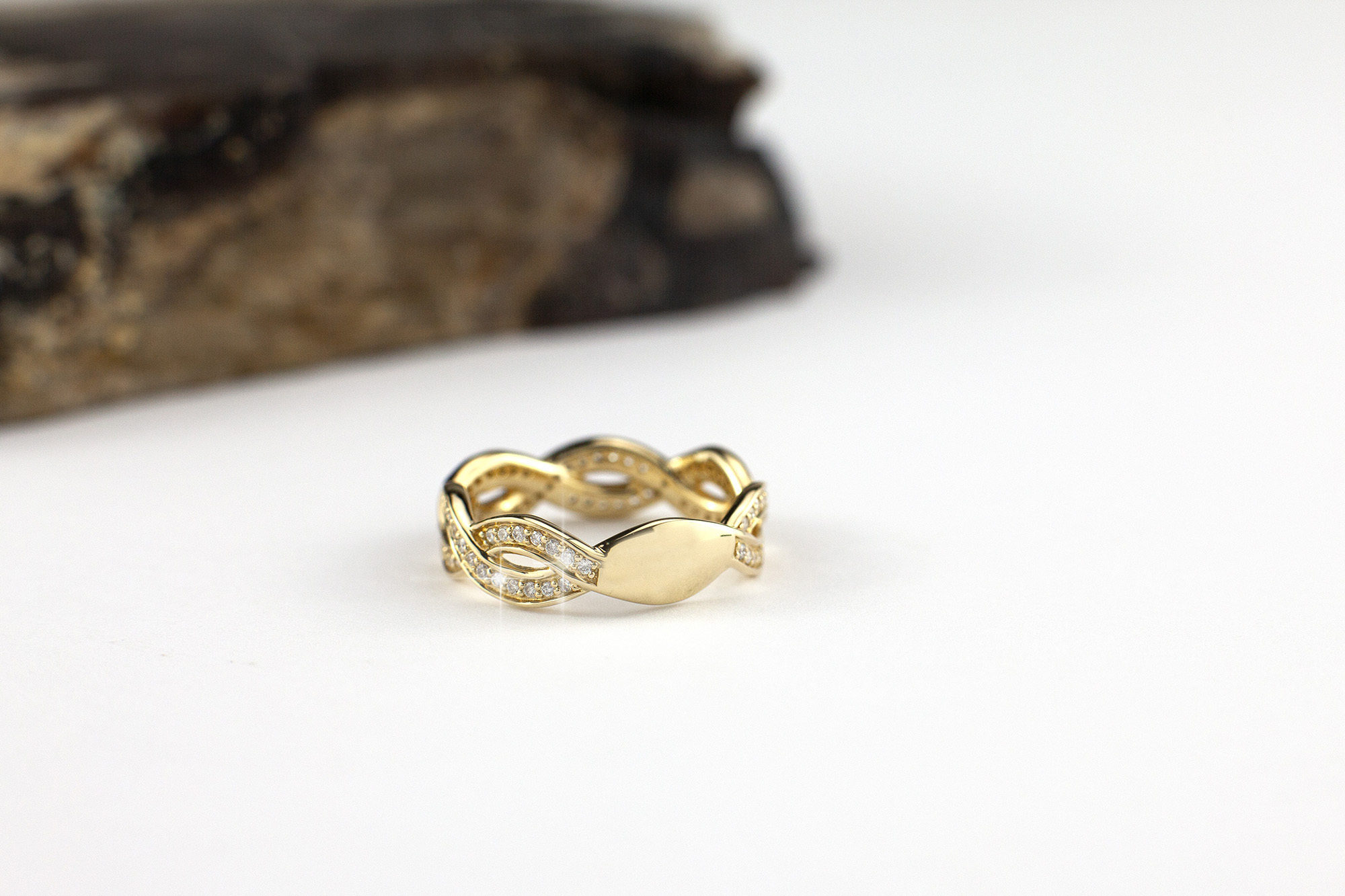 Womens 14K Yellow Gold Celtic Knot Wedding Ring. Picture Of The Reverse Side.