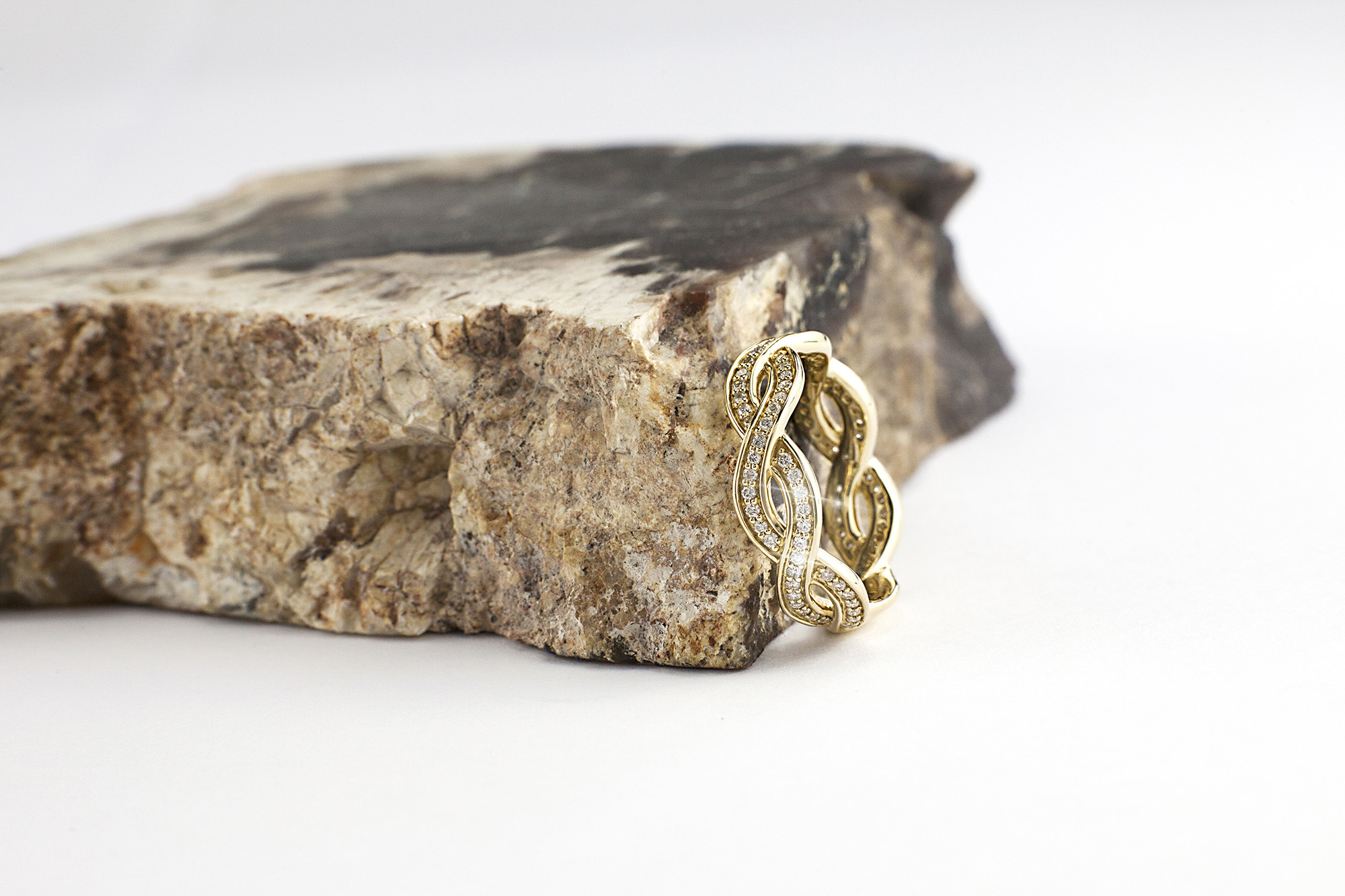 Luxurious 14K Yellow Gold Celtic Knot Wedding Ring For Women