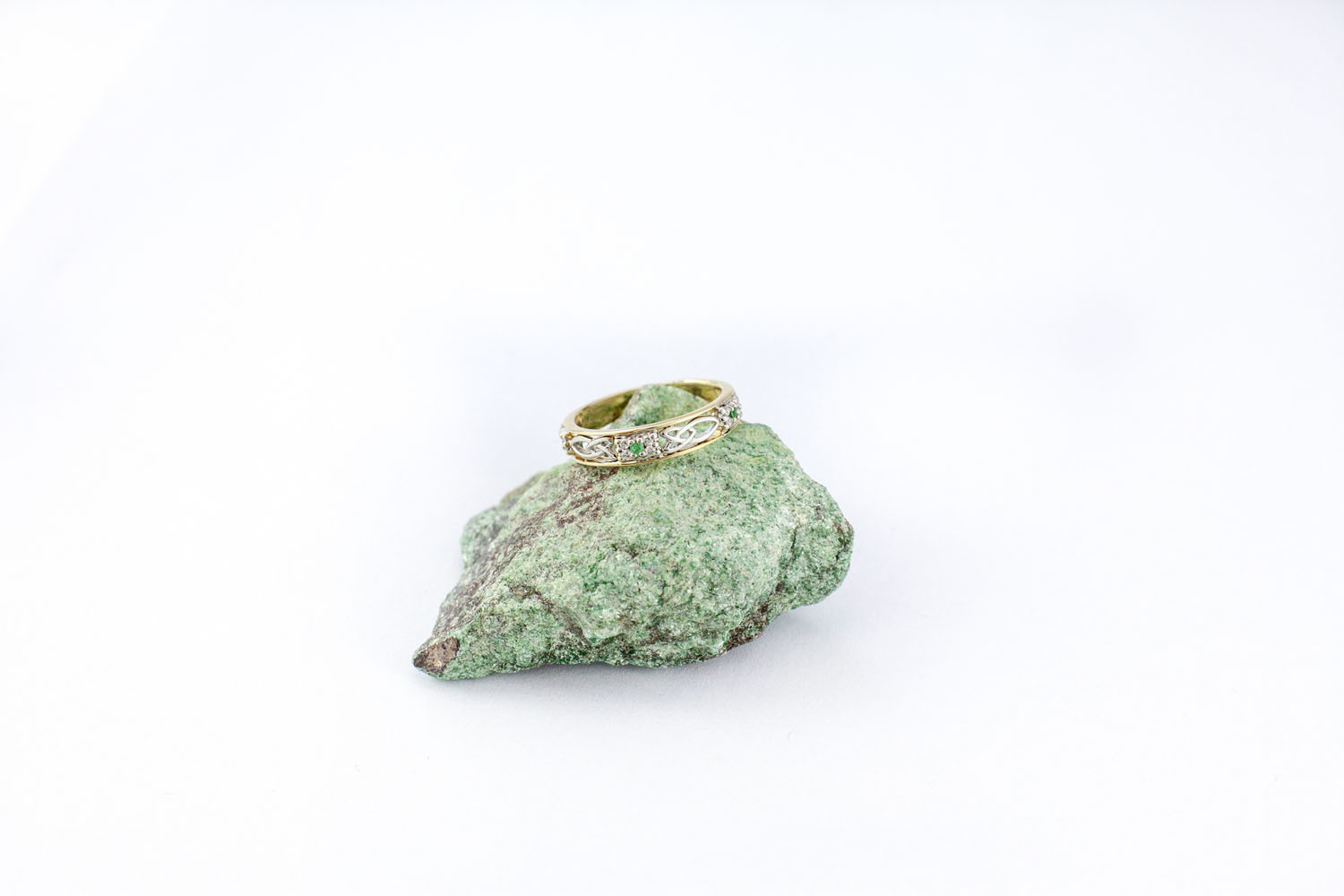 Gorgeous Yellow Gold & White Gold Trinity Knot Ring For Women With a Polished Finish