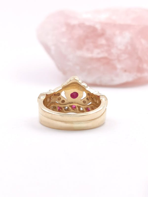 Womens Claddagh Ring in Yellow Gold. Picture Of The Back.