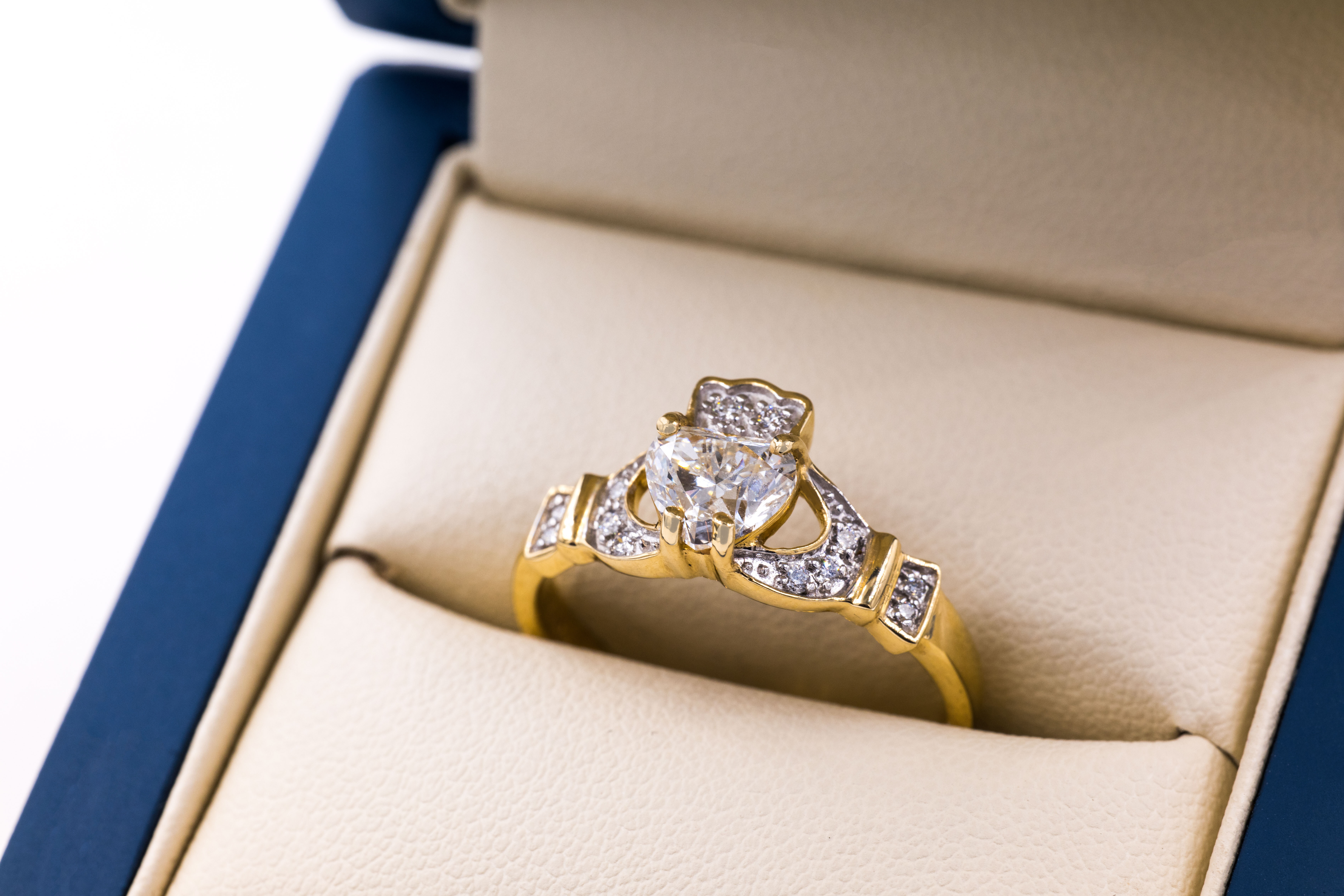 Genuine 14K Yellow Gold Claddagh 0.90ct Natural Diamond Engagement Ring For Women