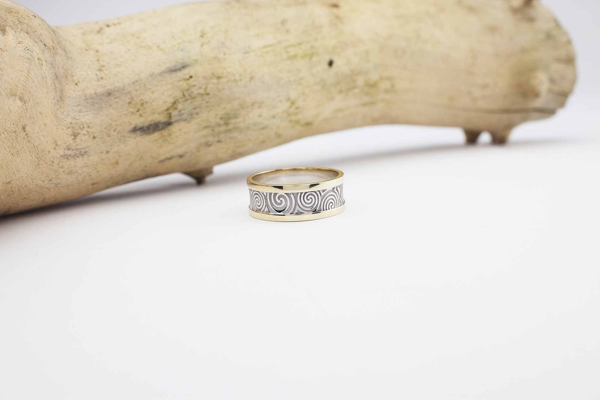 Attractive 18K White Gold & Yellow Gold Newgrange 8.1mm Ring For Men