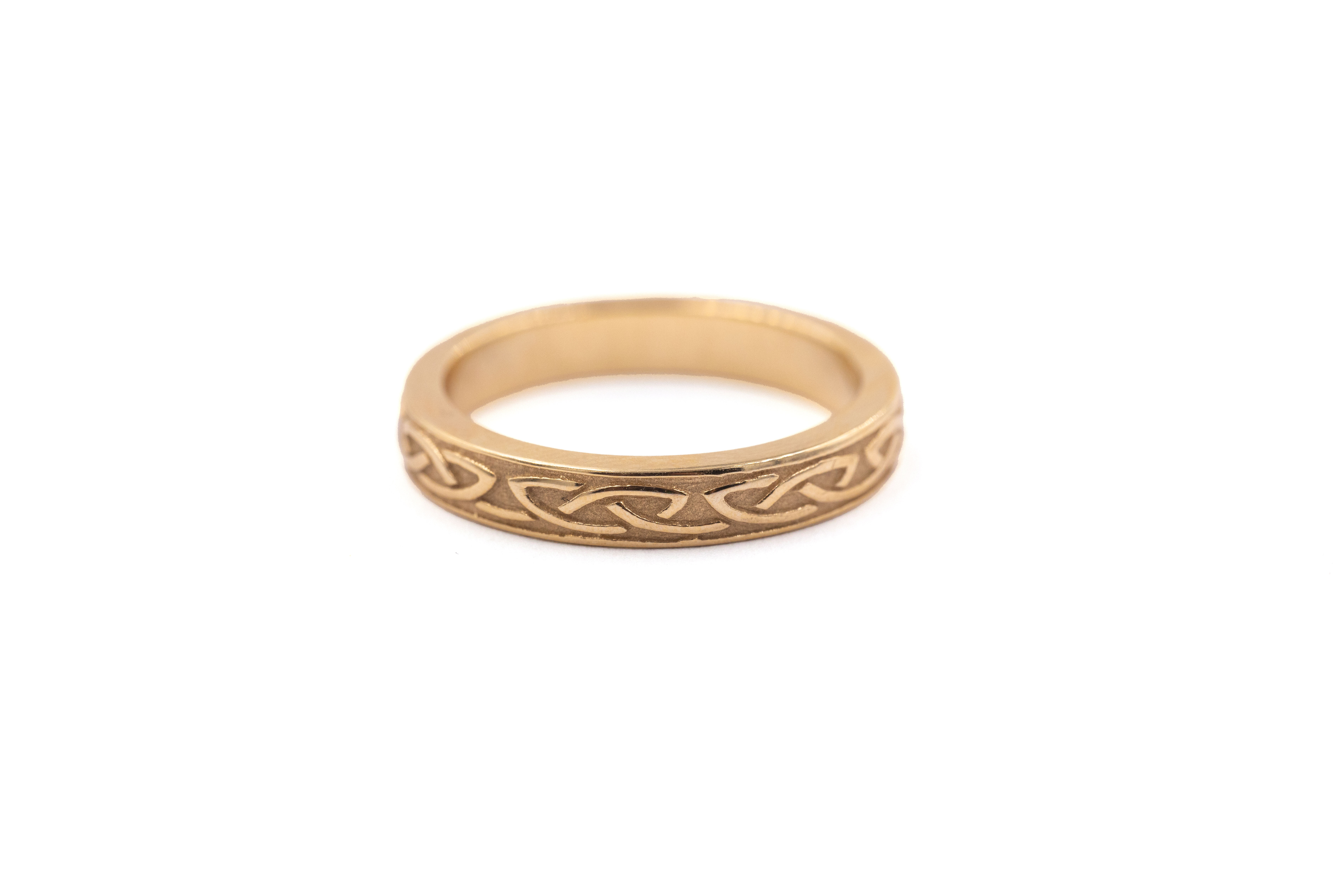 Womens Attractive Yellow Gold Celtic Knot 3.8mm Ring
