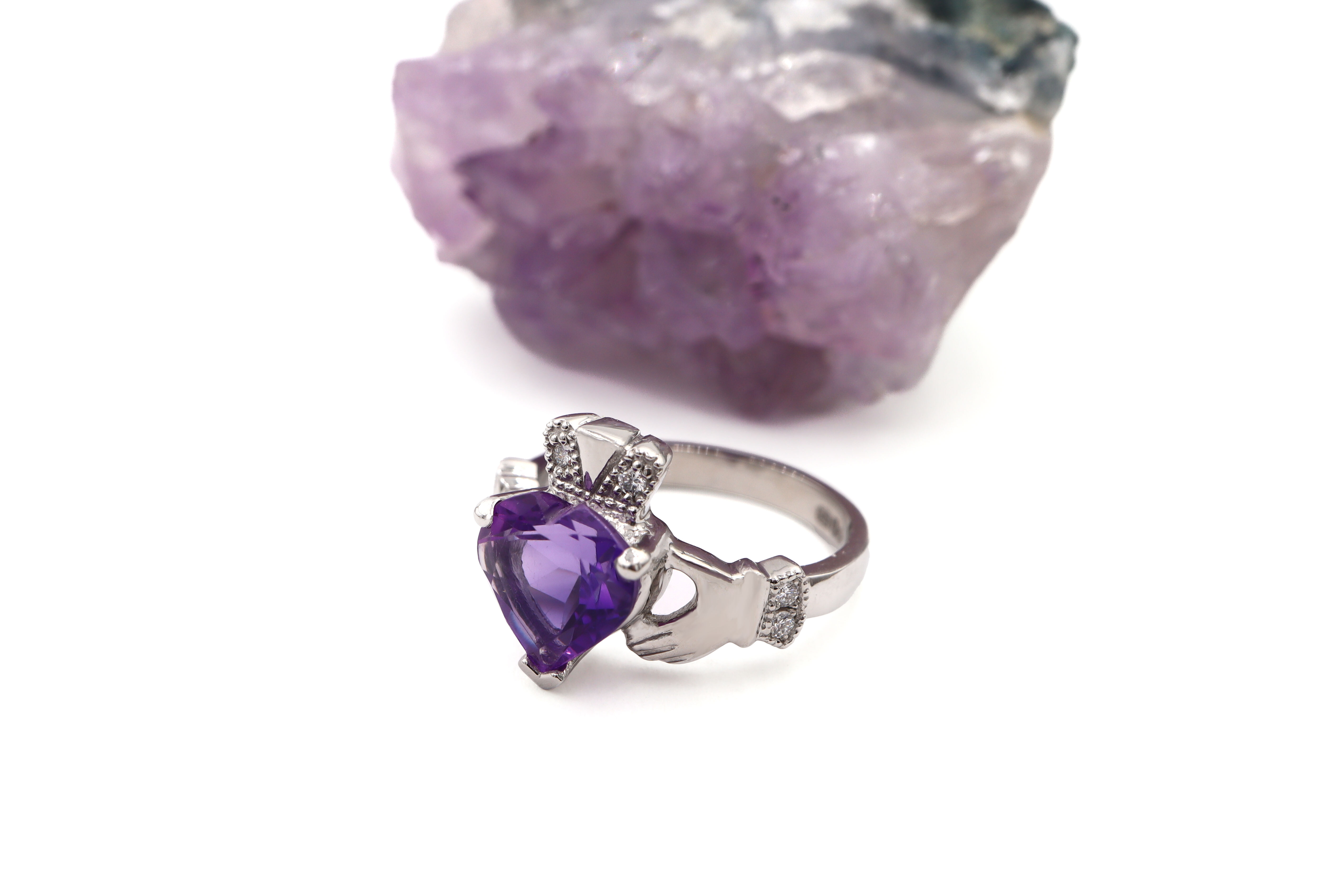 Womens Polished Claddagh Ring in Real Platinum. Side View.