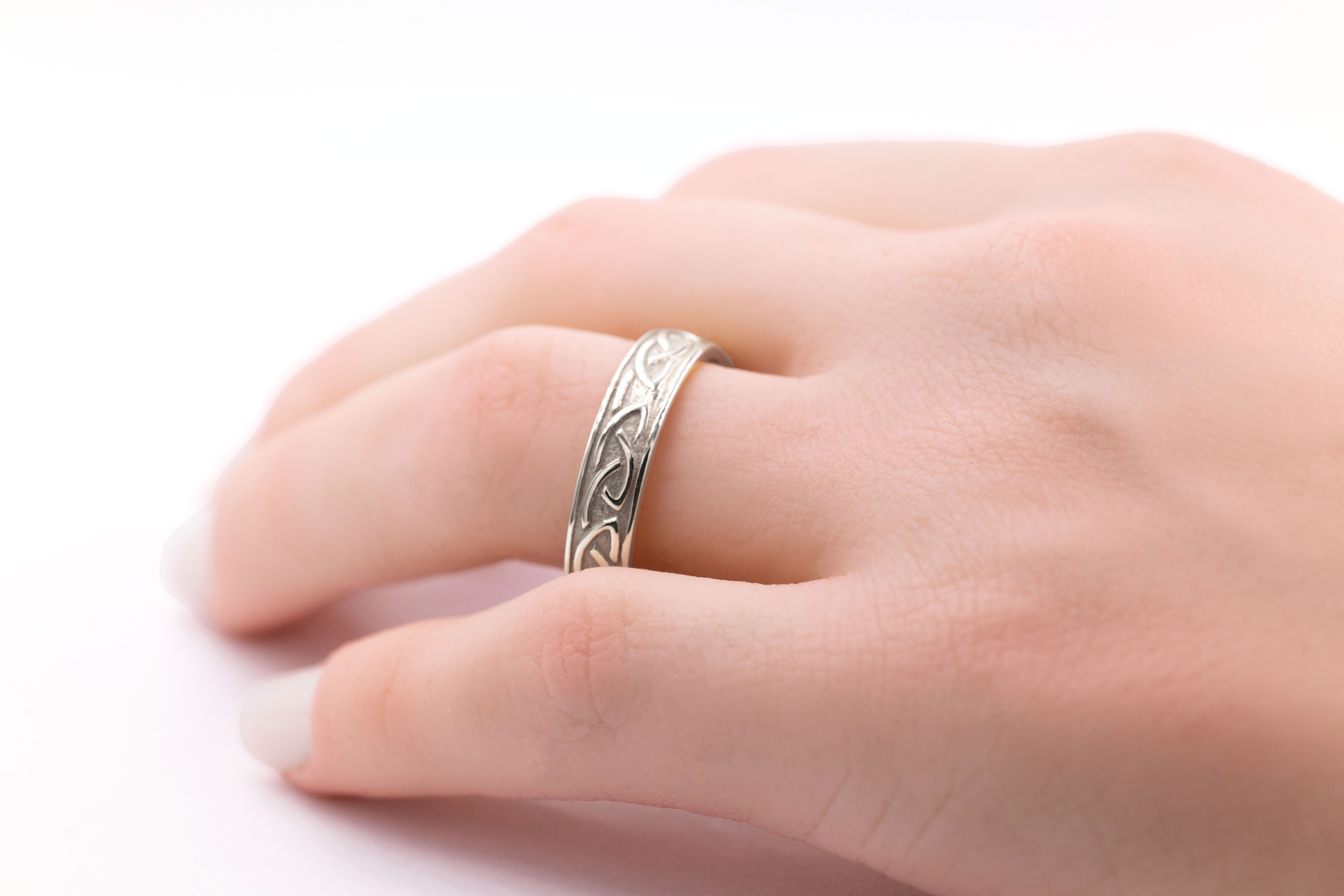 Mens Celtic Knot 3.8mm Ring in Real Sterling Silver - Model Photo