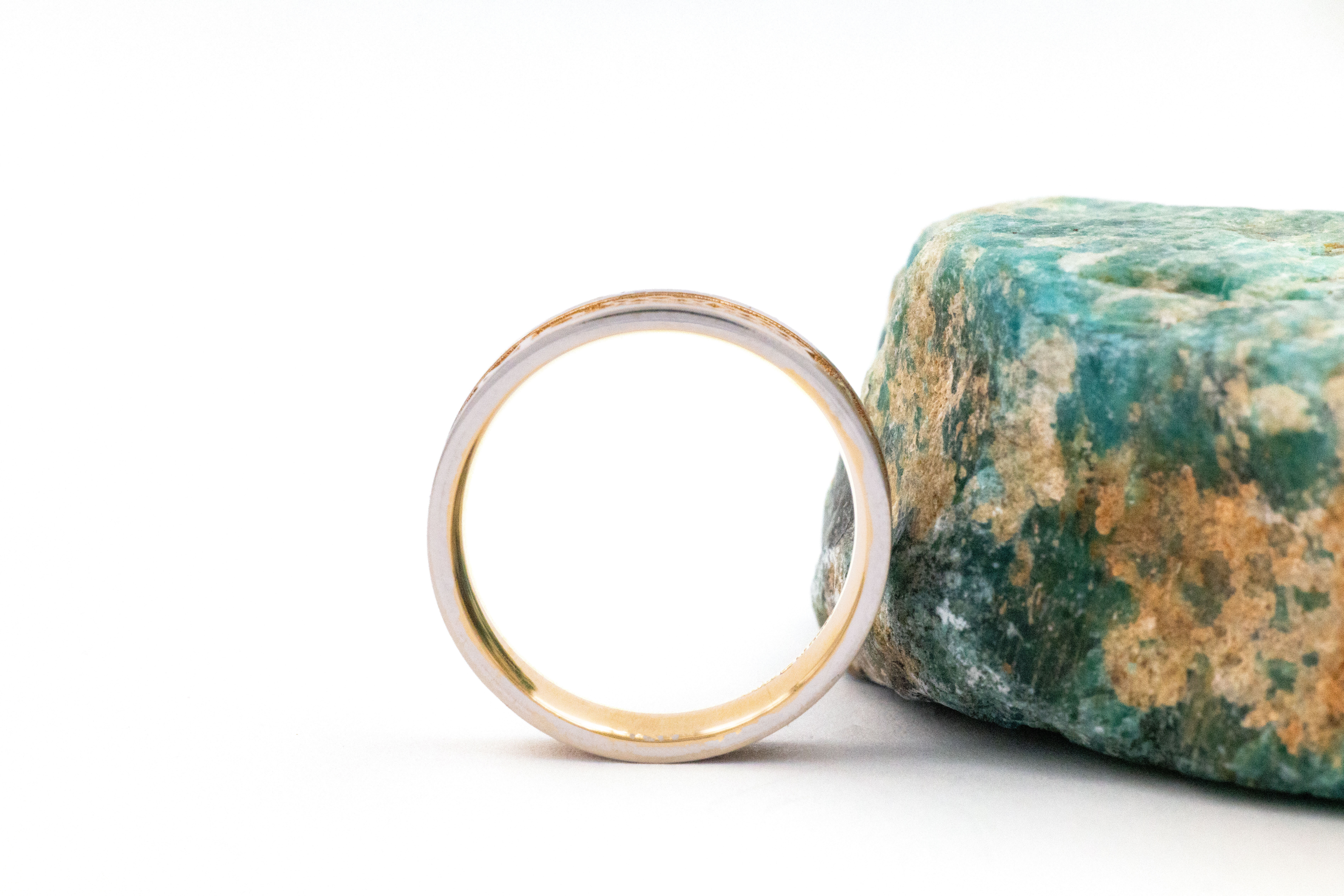 Romantic 14K Yellow Gold & White Gold Mo Anam Cara & Gaelic & Celtic Knot 5.0mm Ring For Women. Side View.