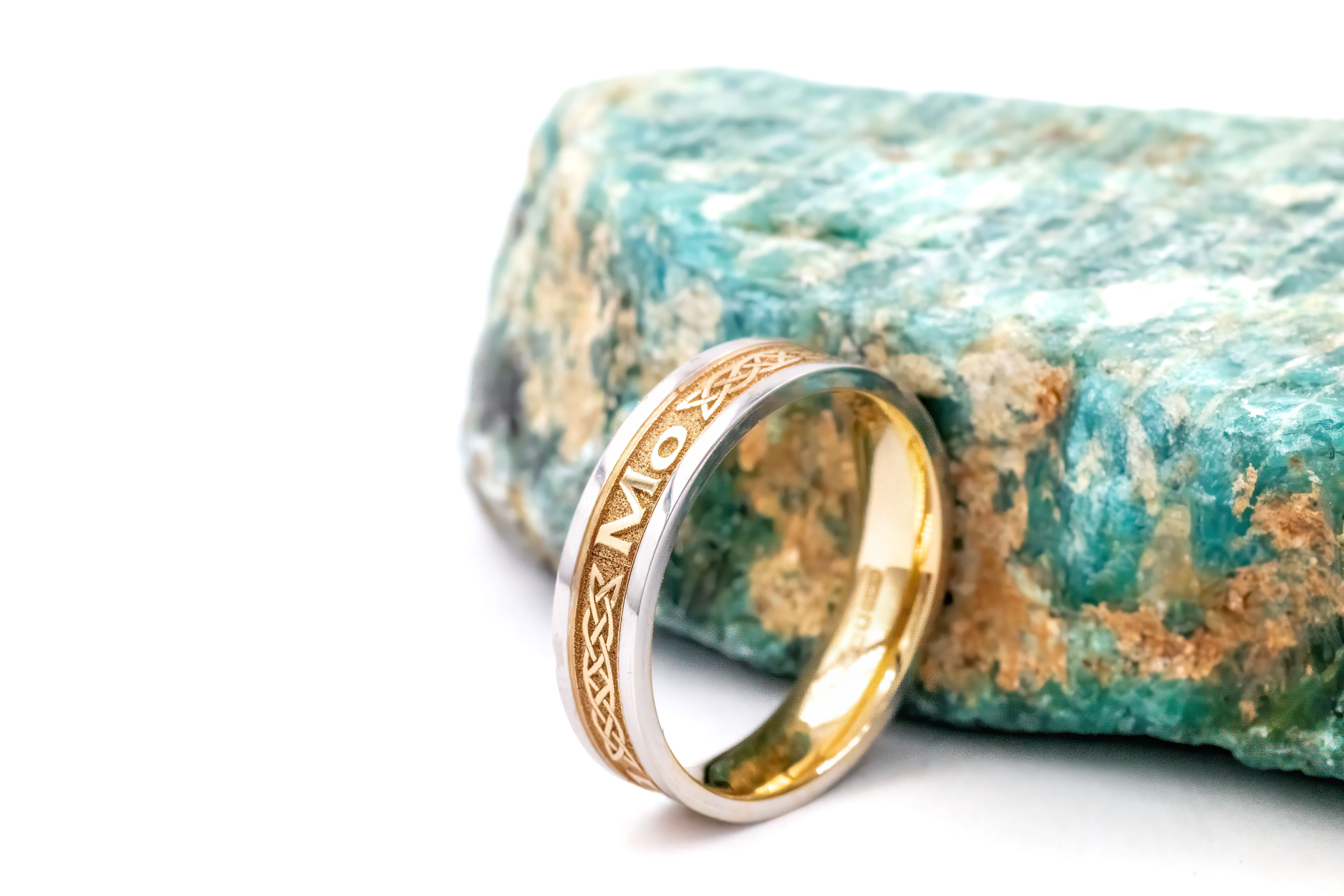 Womens Luxurious 14K Yellow Gold & White Gold Mo Anam Cara 5.0mm Ring. Side View.