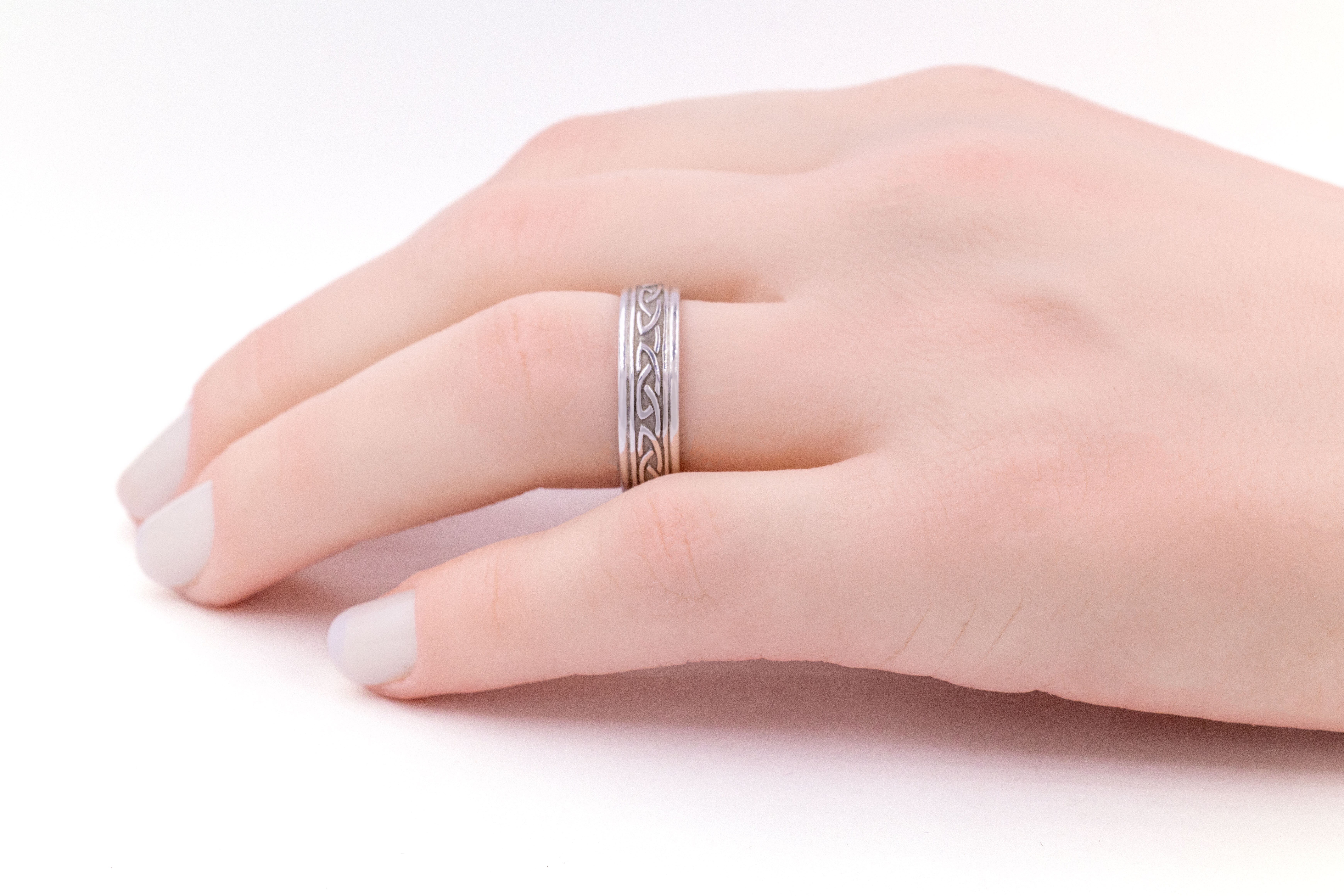 Womens Celtic Knot 6.0mm Ring in Real Platinum - Model Photo