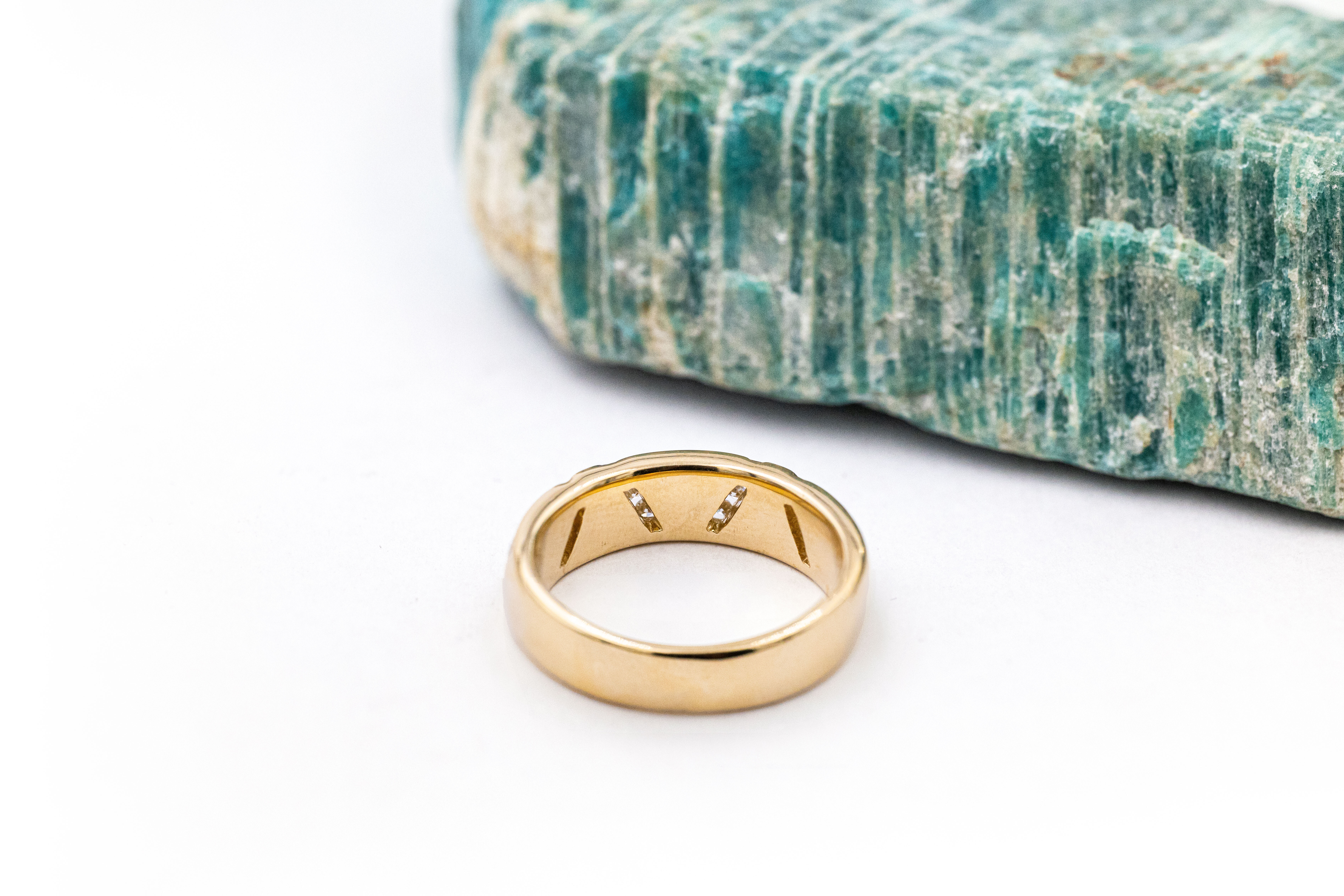 Luxurious Yellow Gold Trinity Knot 6.0mm Ring For Men. Picture Of The Back.