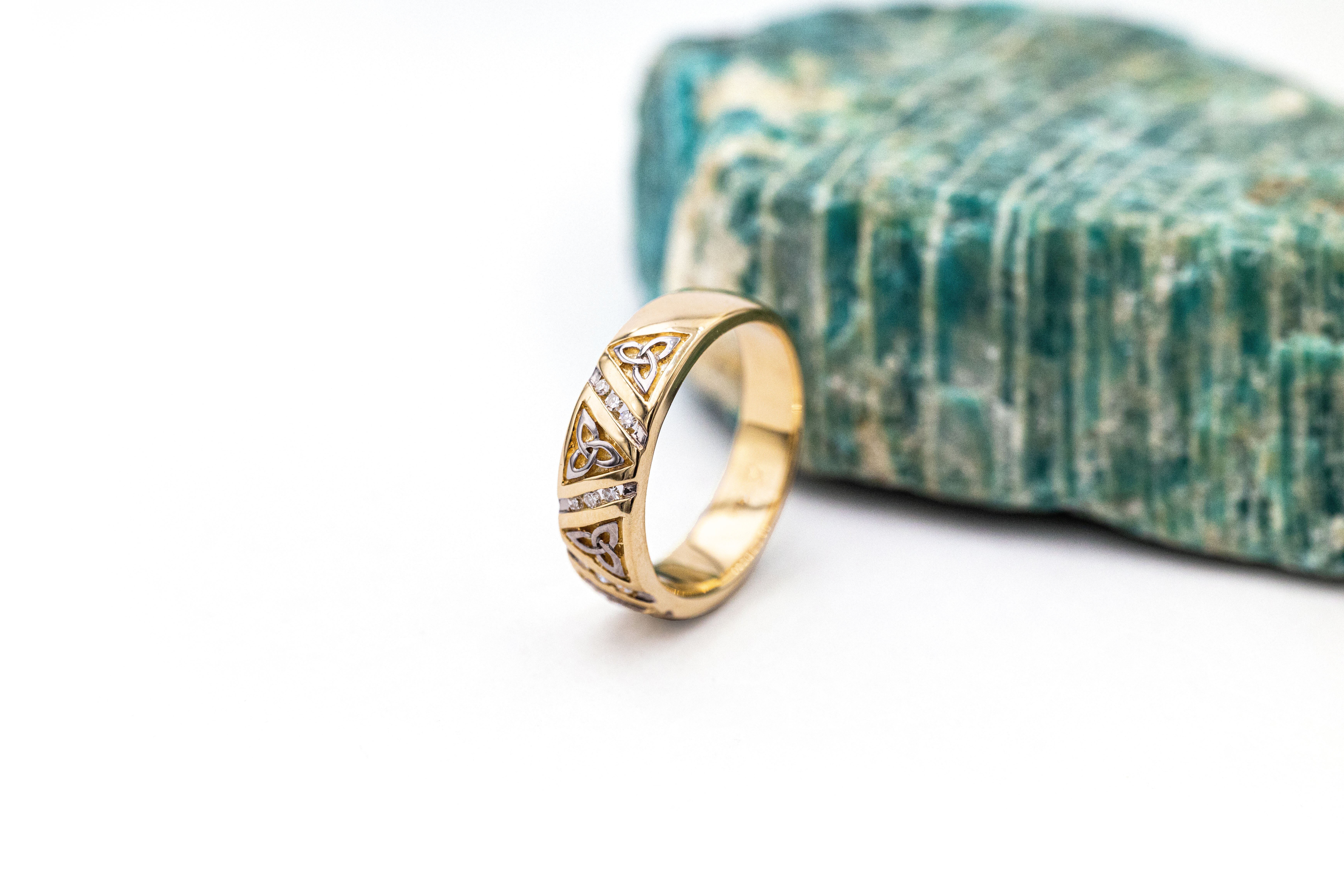 Mens Attractive 14K Yellow Gold Trinity Knot Ring. Side View.