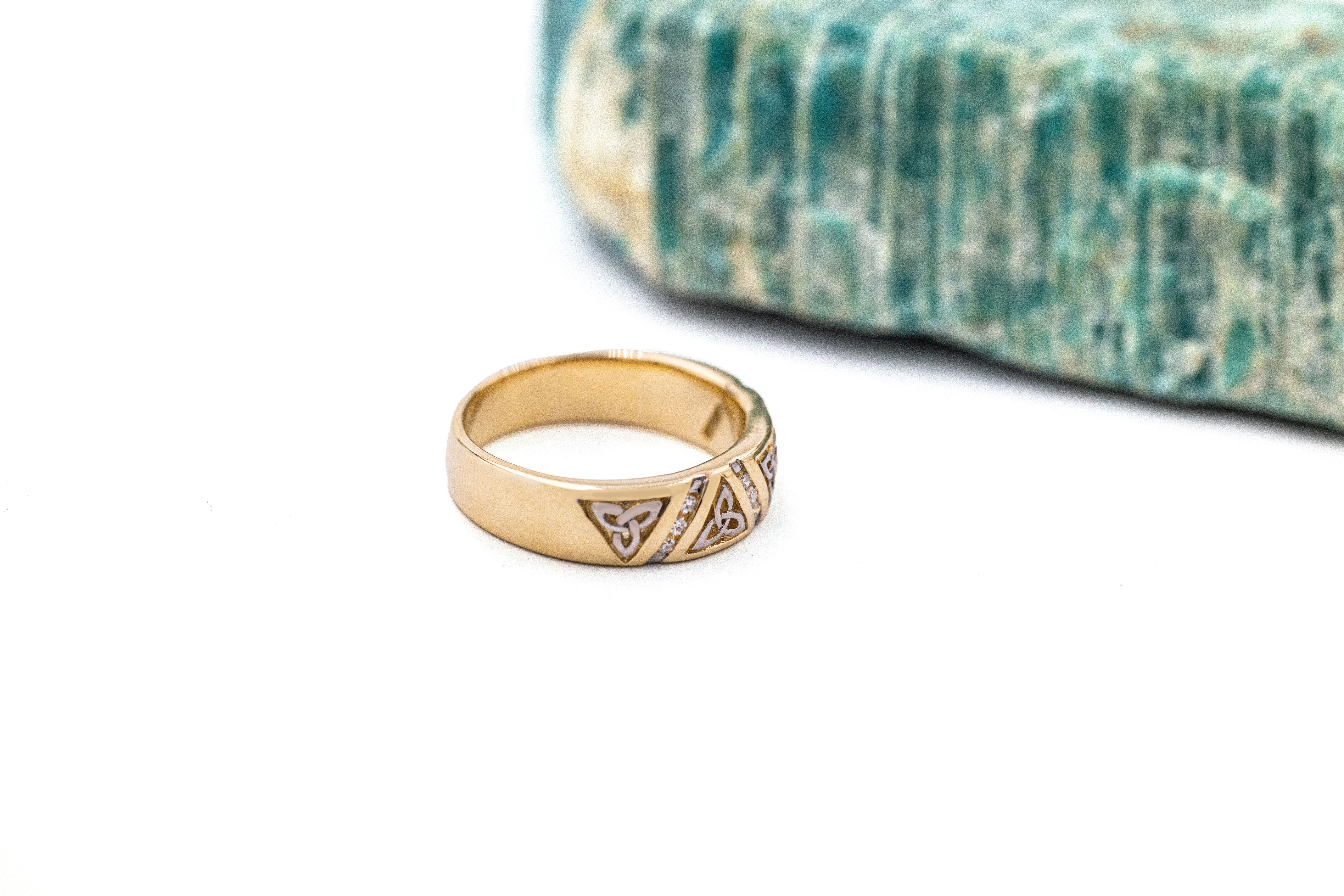 Mens Yellow Gold Trinity Knot 5.0mm Ring. Side View.