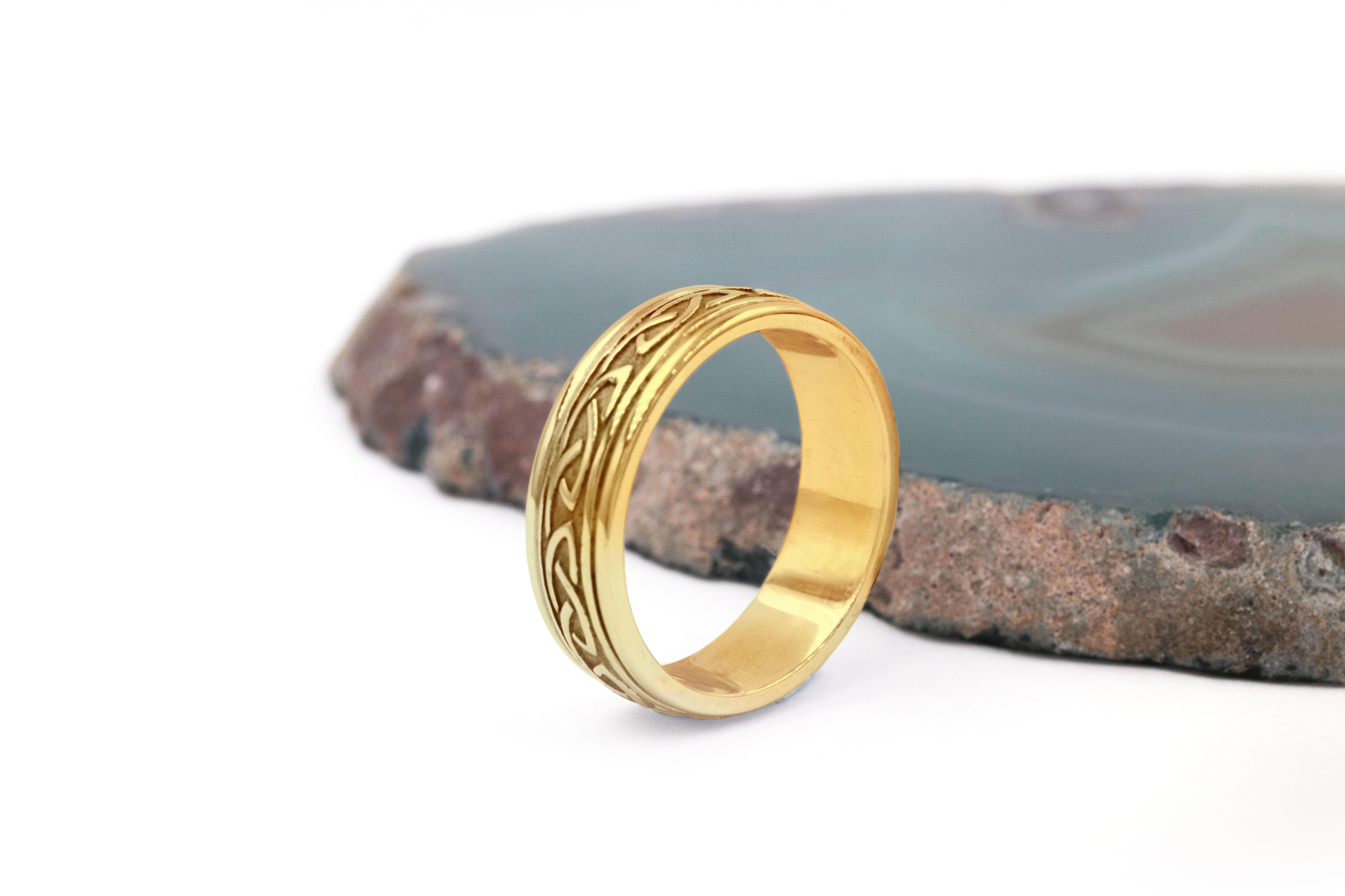 Luxurious 18K Yellow Gold Celtic Knot 8.0mm Ring For Women. Side View.