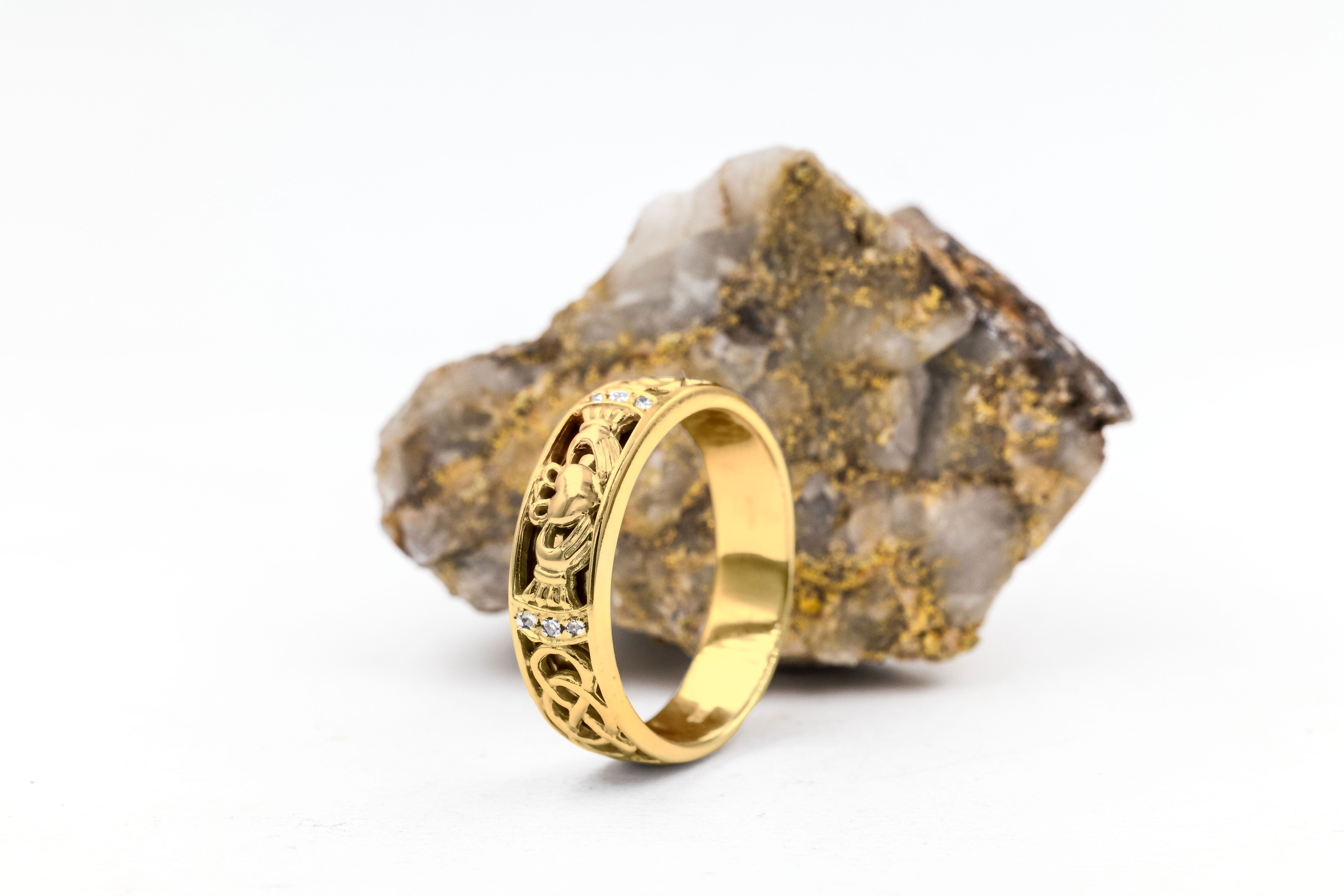 Mens Claddagh 5.0mm Ring in 14K Yellow Gold. Side View.