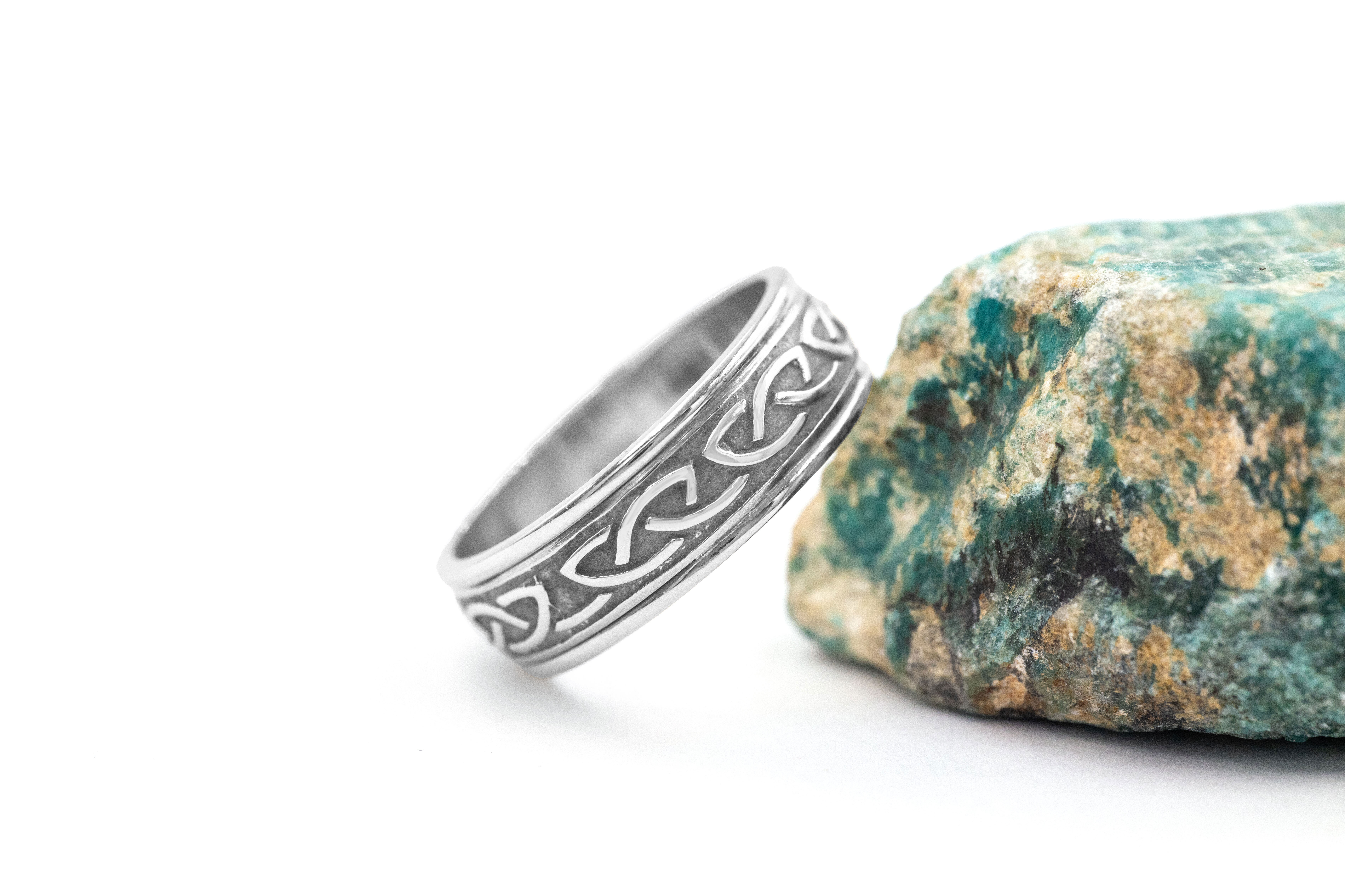 Irish Platinum Celtic Knot 8.0mm Ring. Side View.