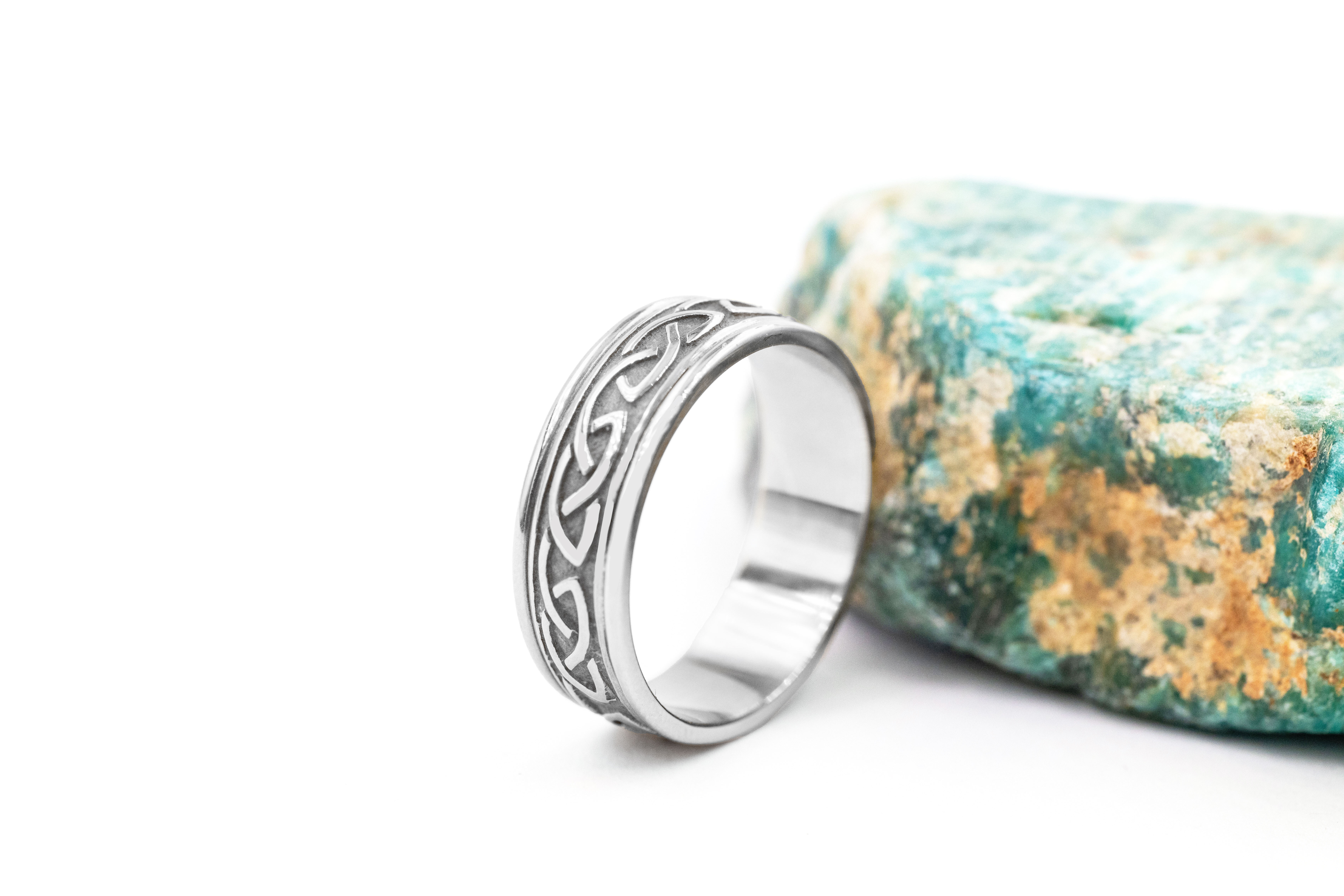 Platinum Celtic Knot 6.0mm Ring. Side View.