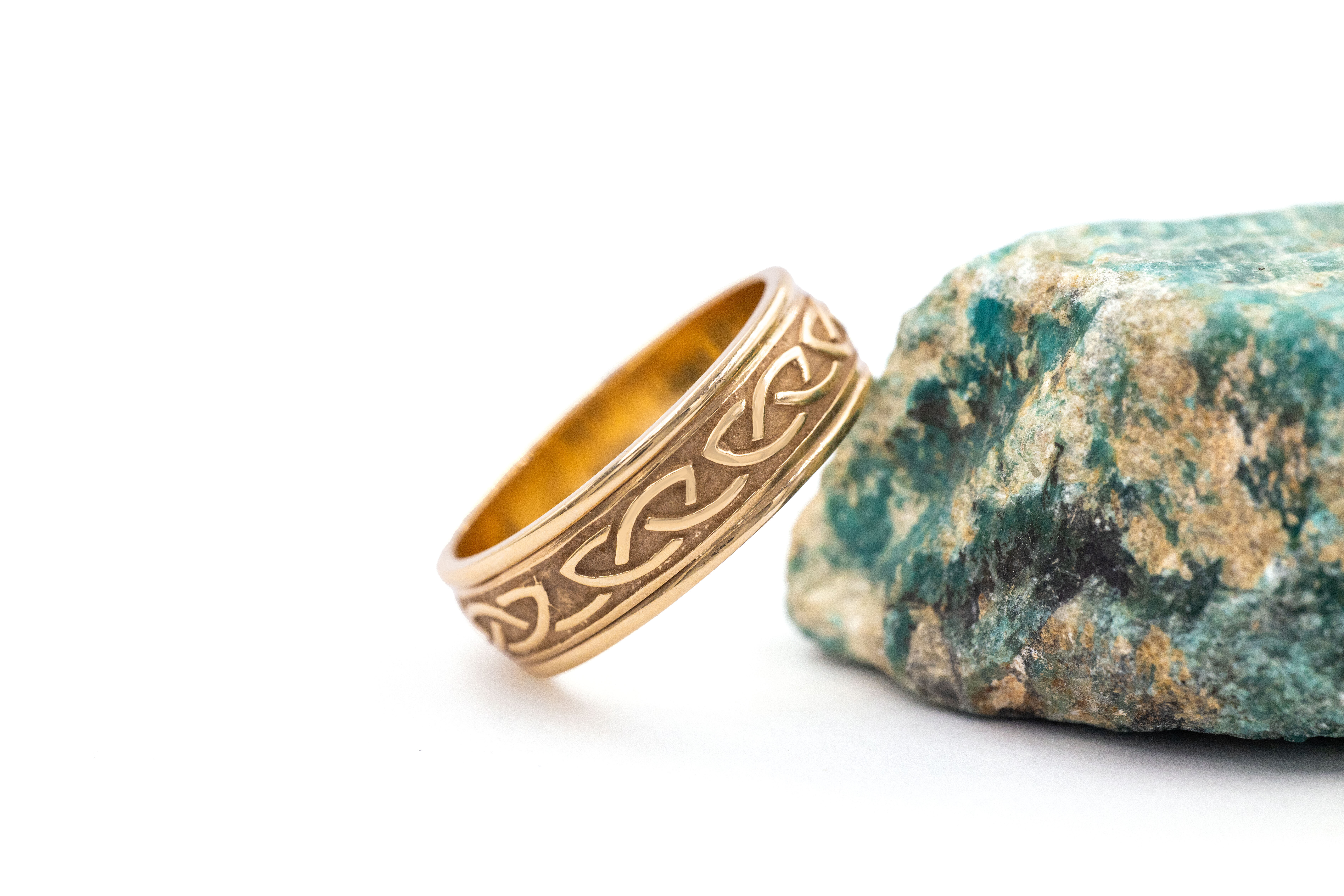 Luxurious Yellow Gold Celtic Knot 6.0mm Ring. Side View.