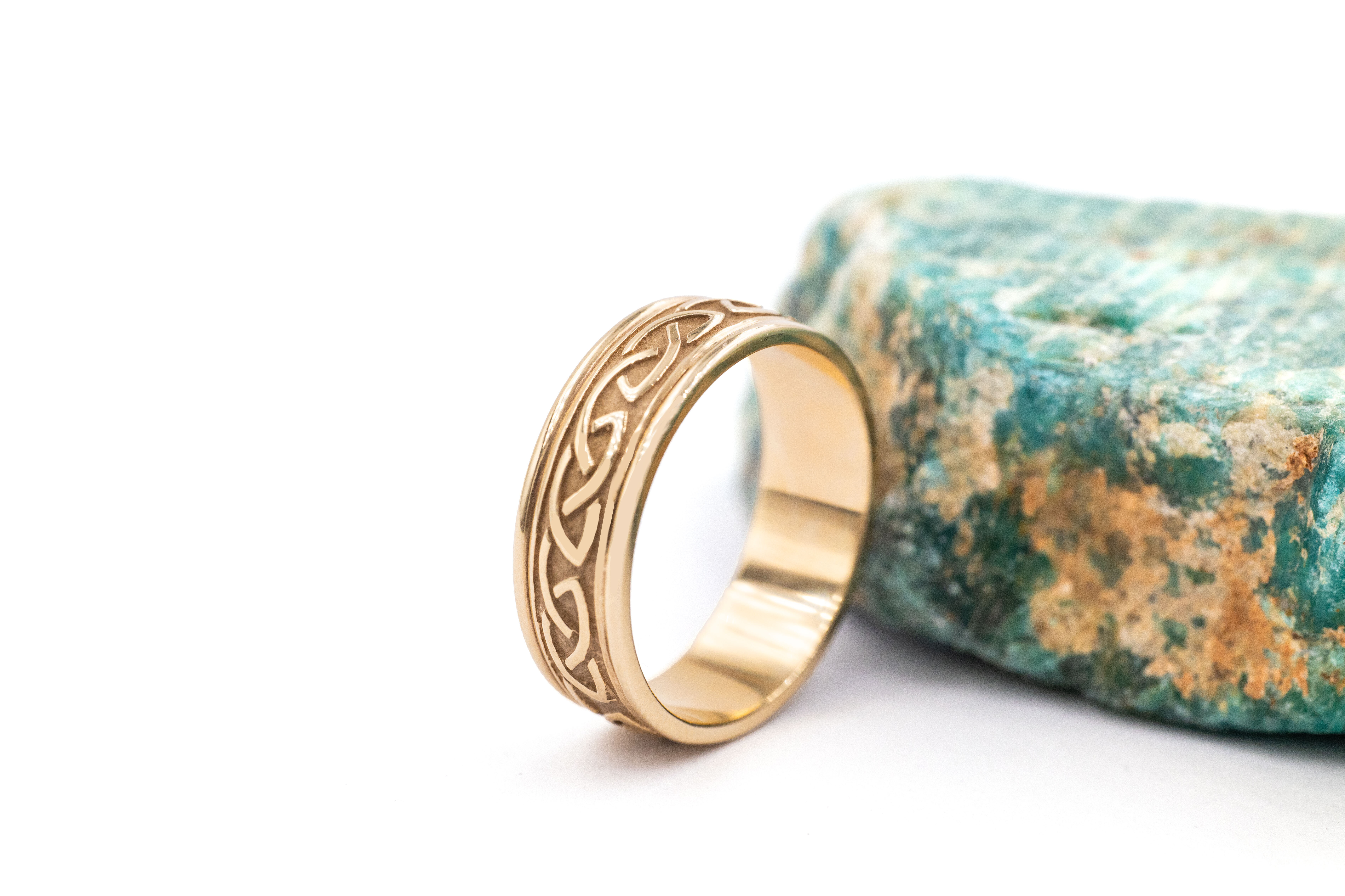 Gorgeous 18K Yellow Gold Celtic Knot 8.0mm Ring. Side View.