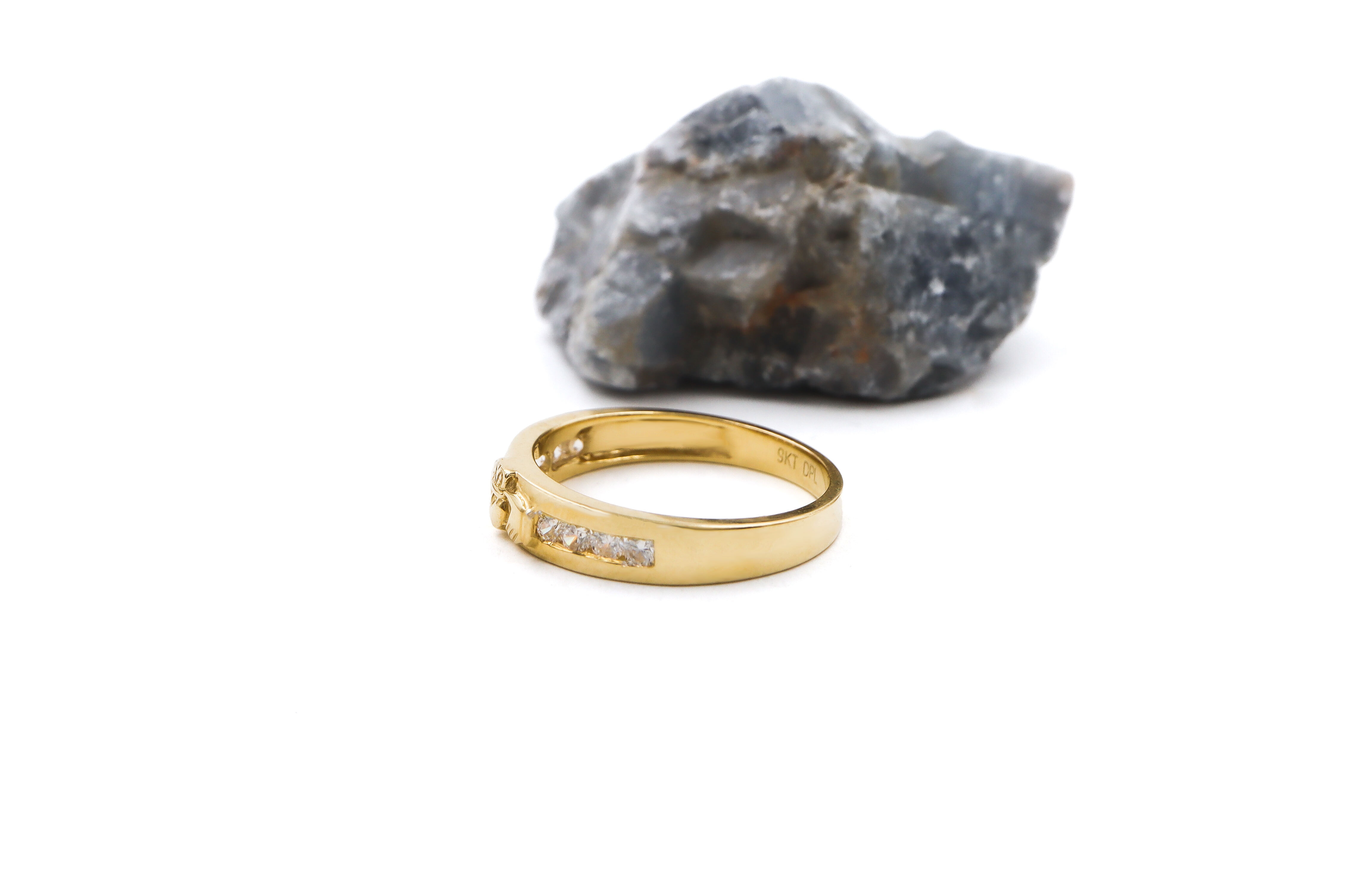 Womens 9K Yellow Gold Claddagh Ring. Side View.