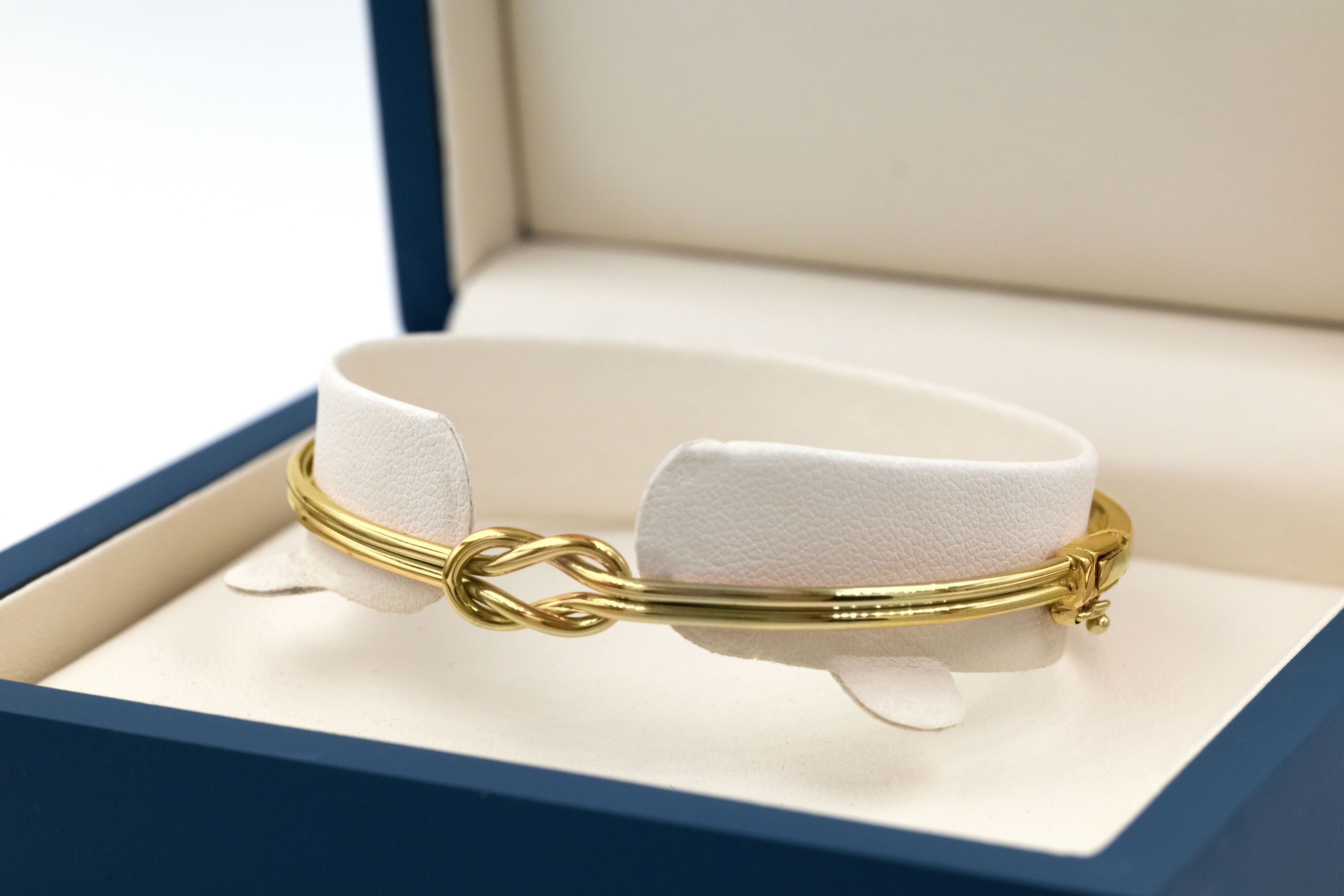 Irish Yellow Gold Celtic Knot Bracelet For Women With a Polished Finish. In Luxury Packaging.