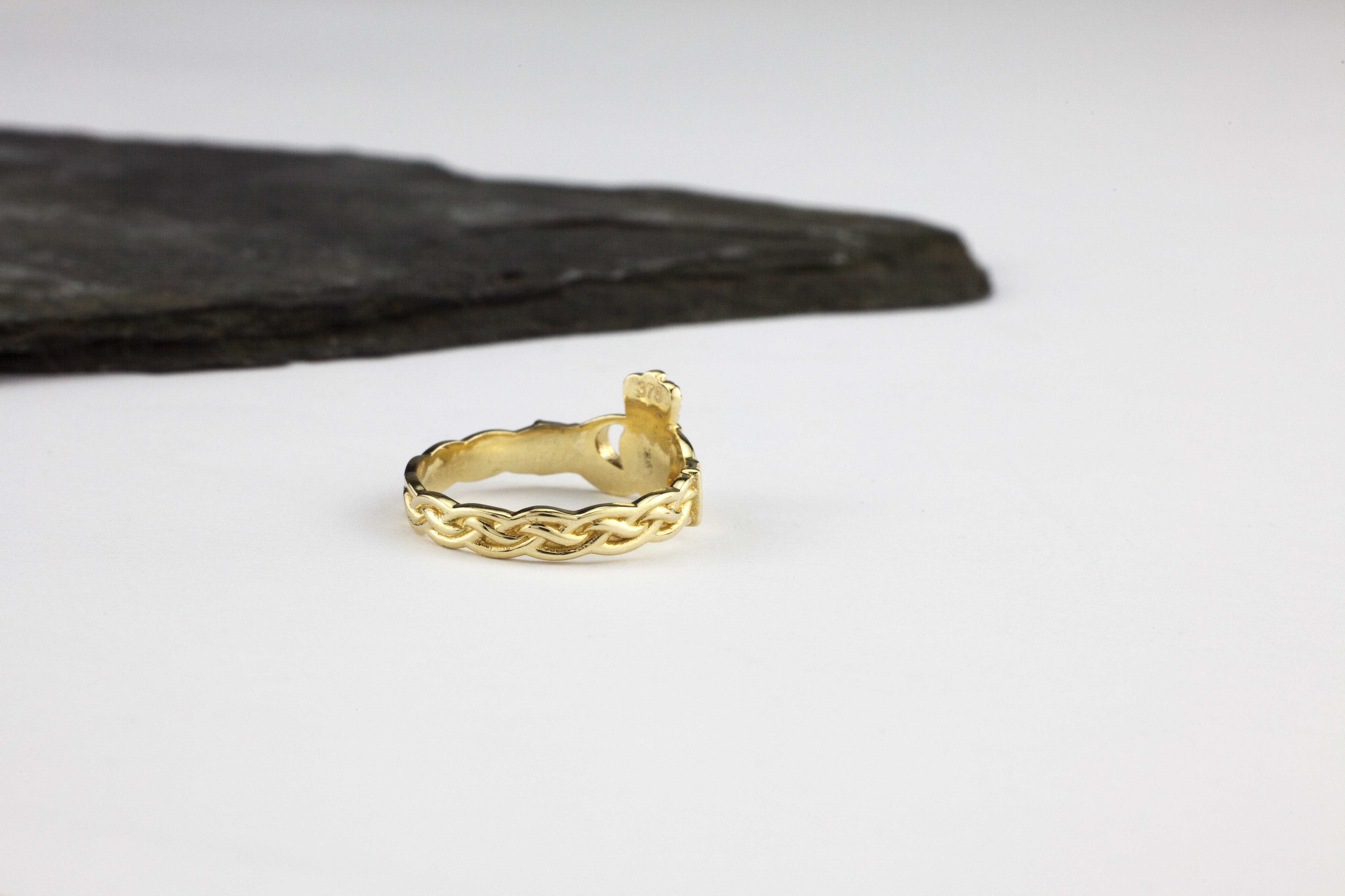 Striking 14K Yellow Gold Claddagh 3.0mm Ring For Women