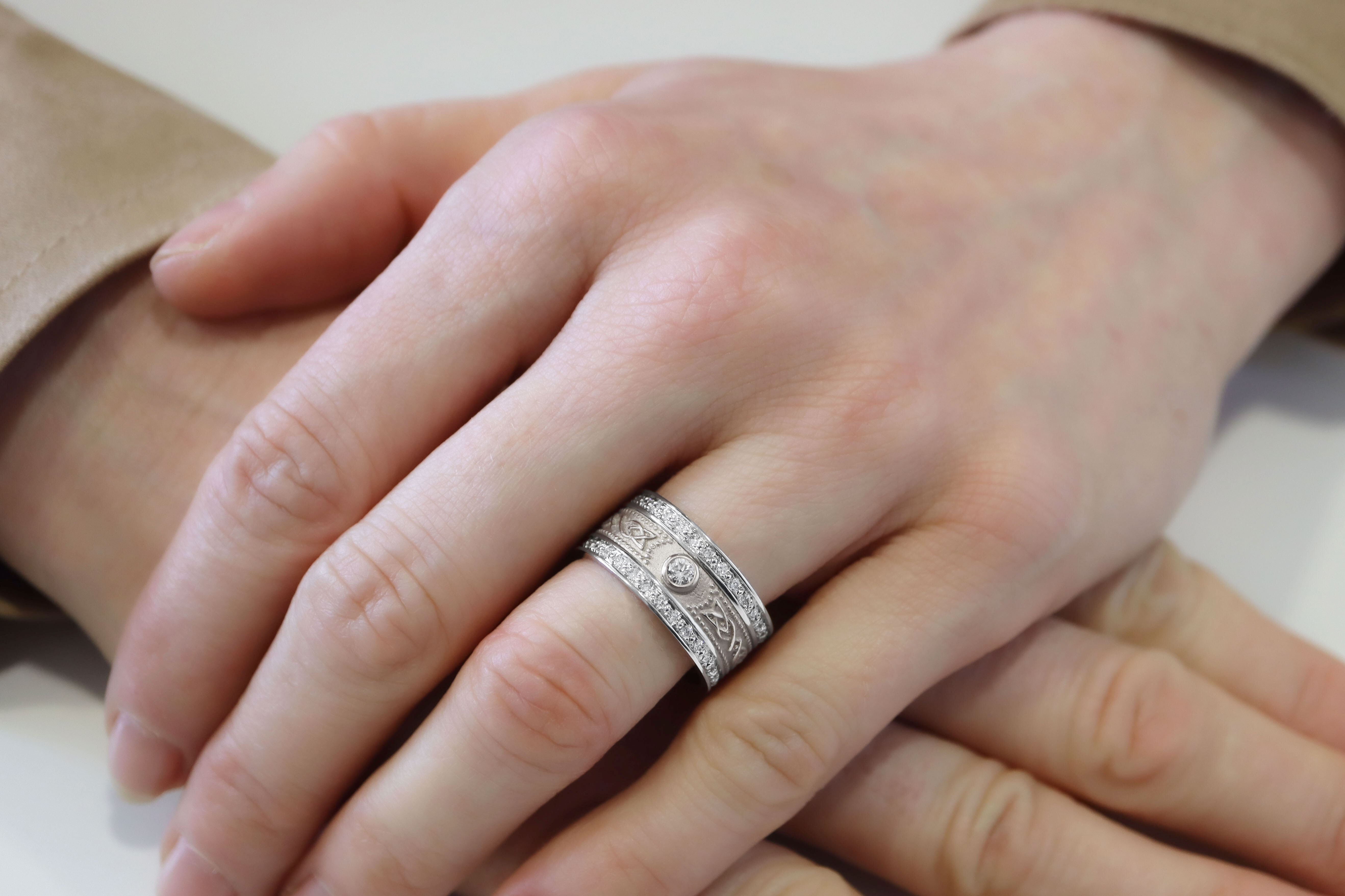Womens Florentine Platinum Celtic Knot 9.5mm Ring - Model Photo