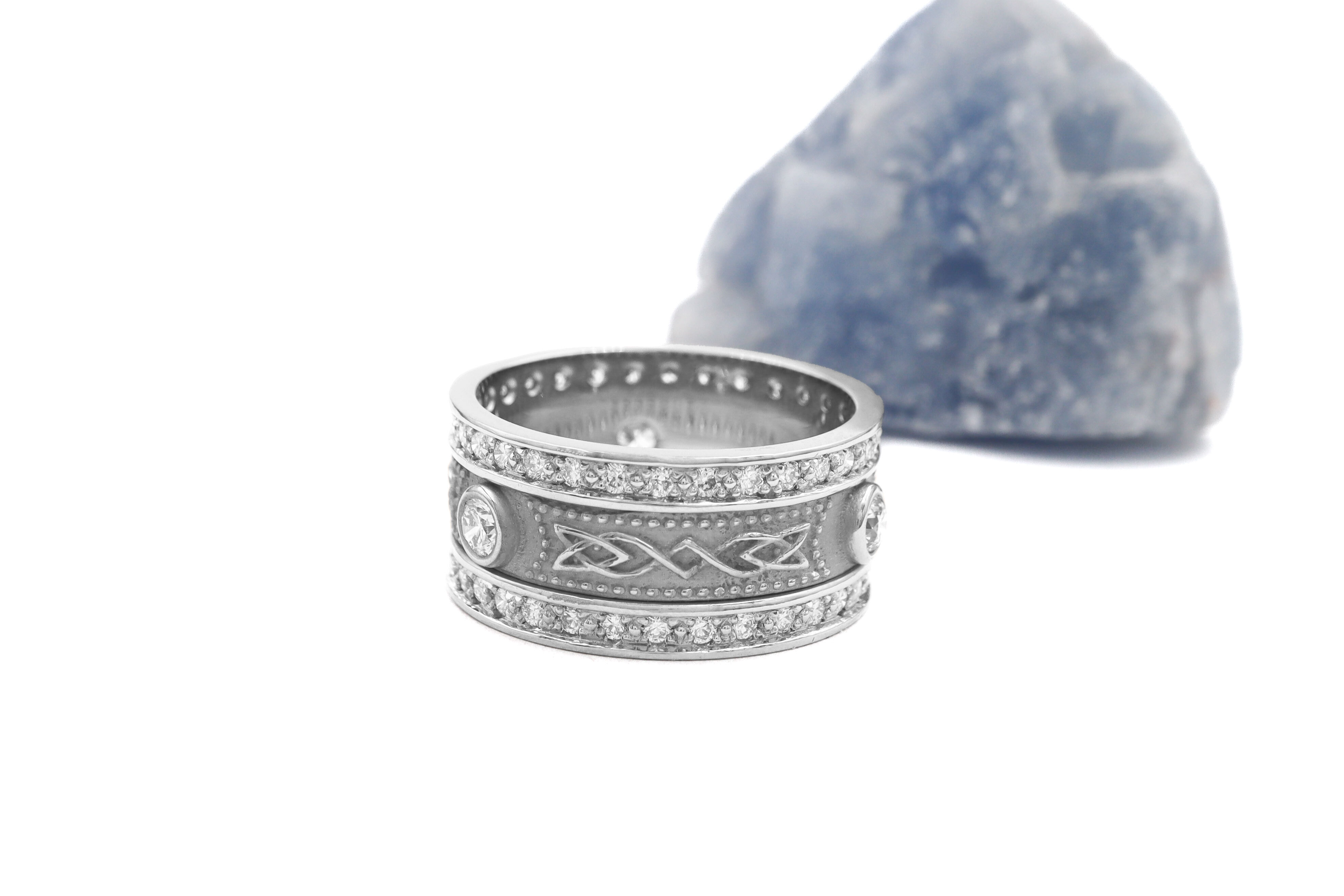 Womens Florentine Platinum Celtic Knot 9.5mm Ring. Side View.