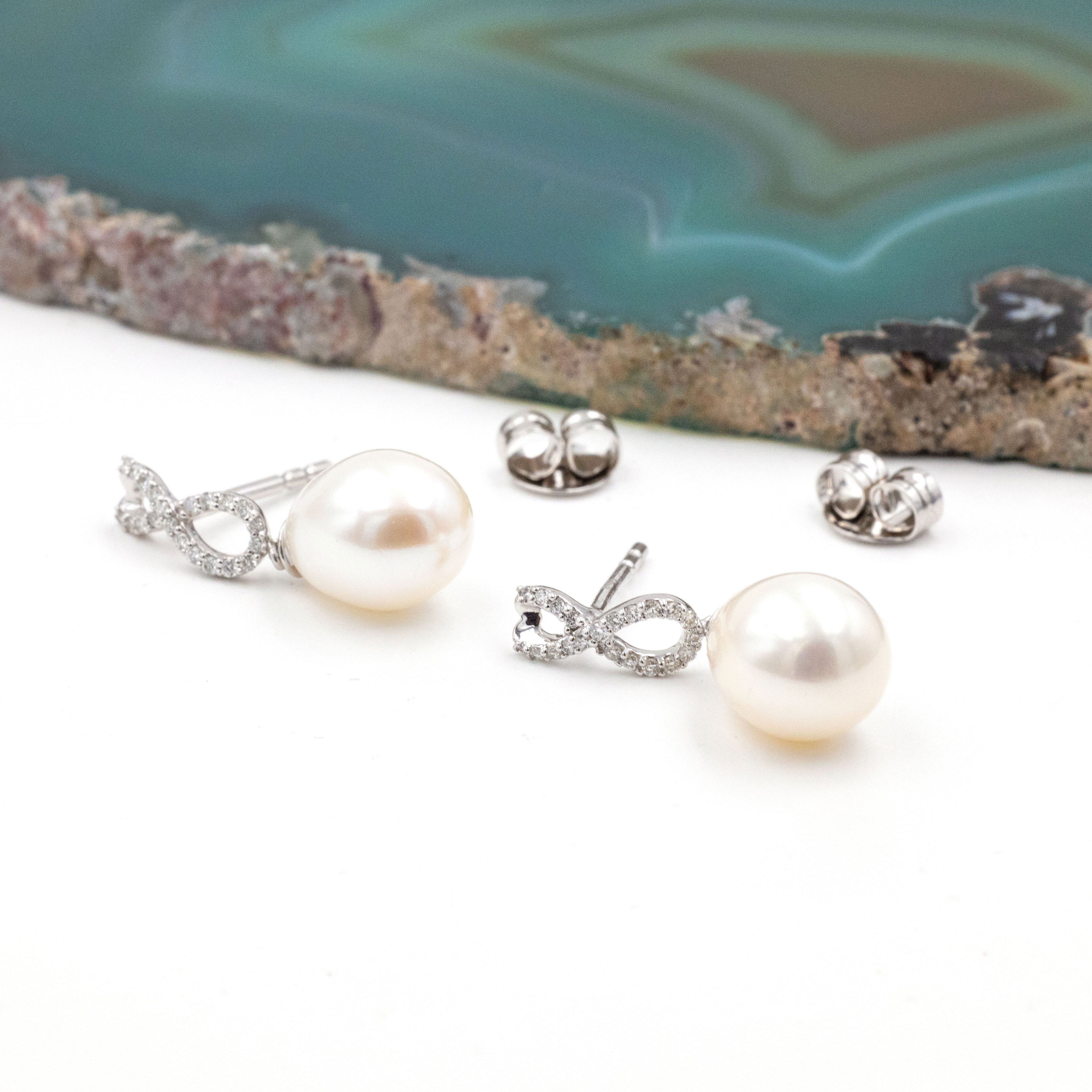 Womens Celtic Knot Gift Set in 9K White Gold With a Polished Finish