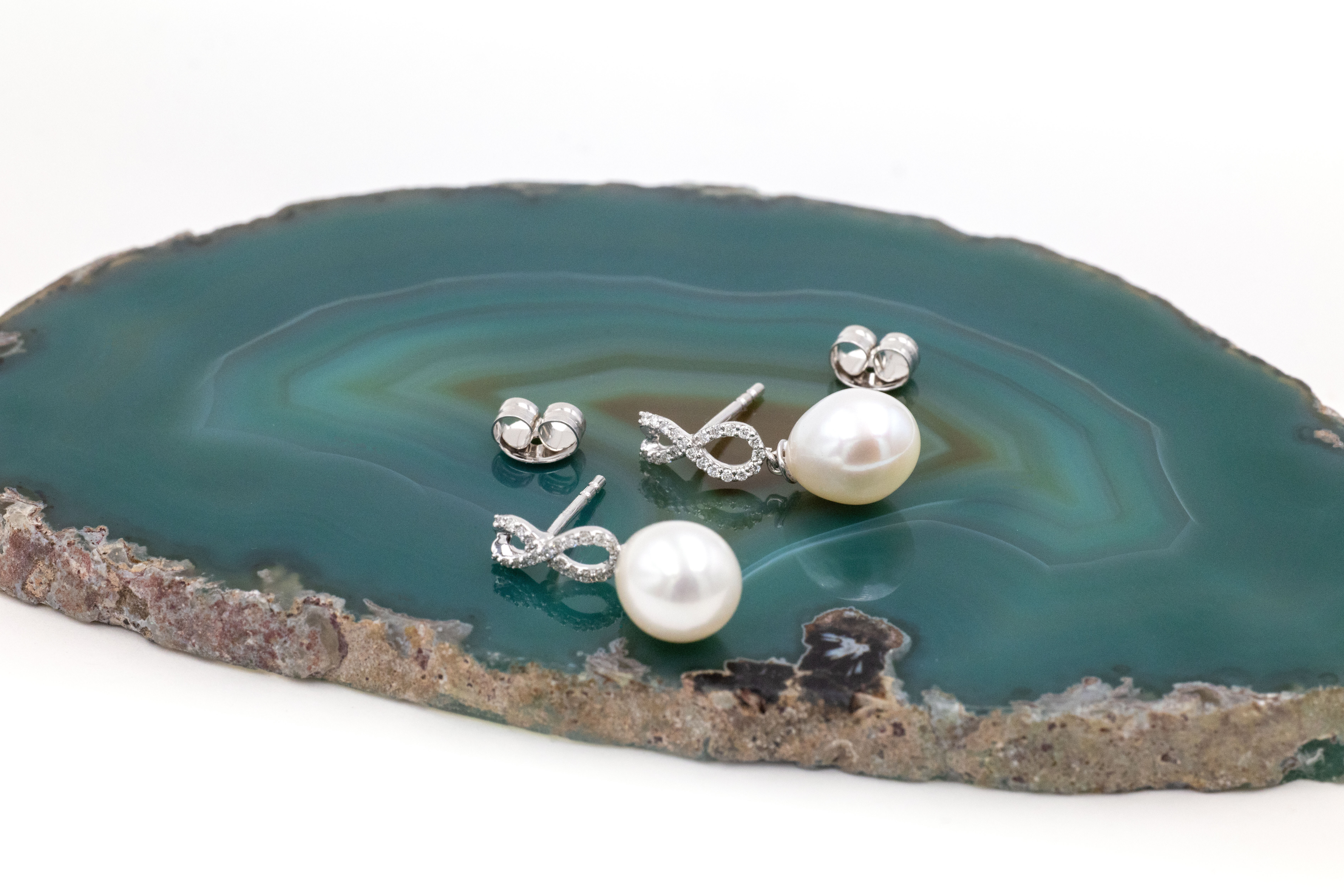 Irish 9K White Gold Celtic Knot Gift Set With a Polished Finish For Women