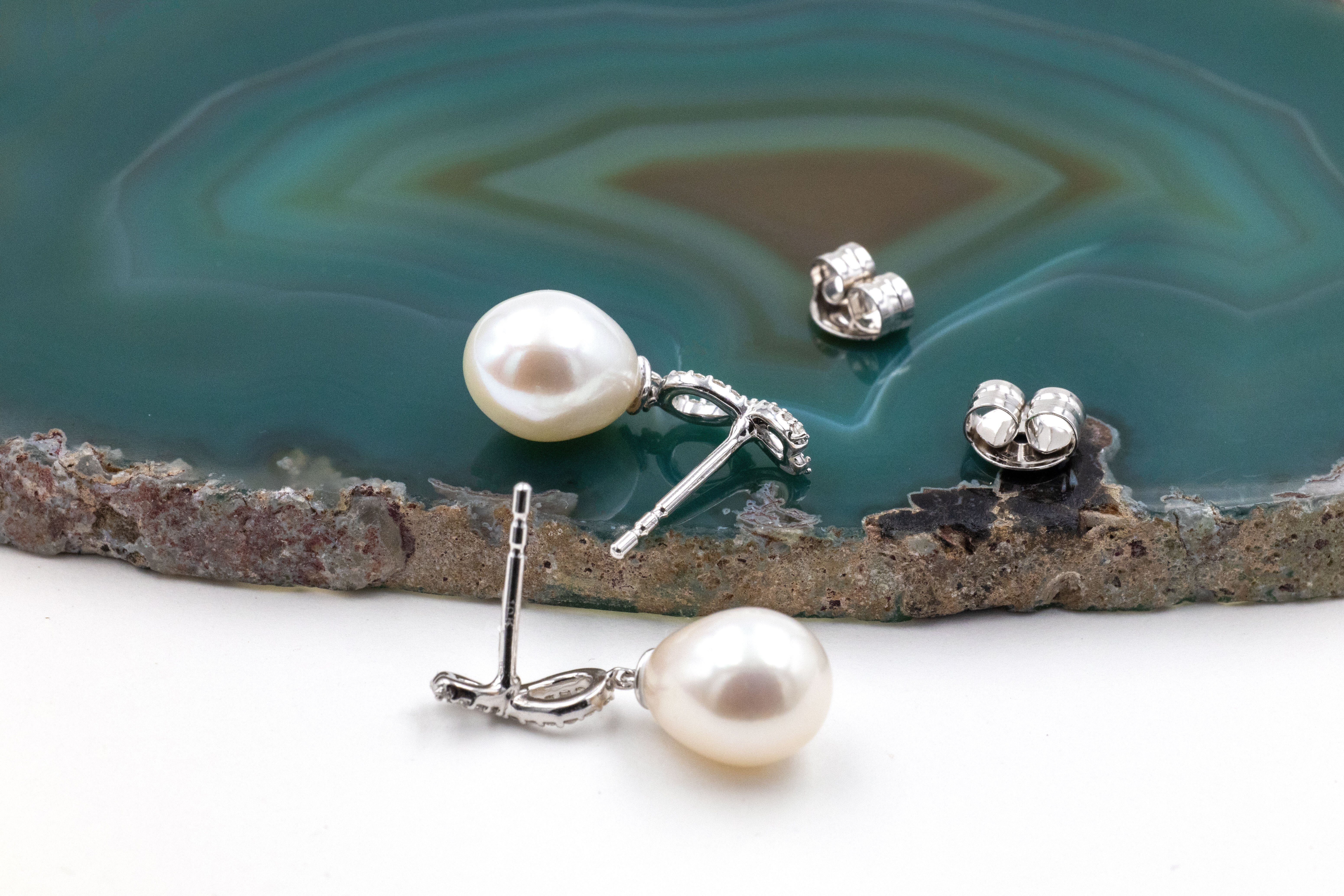 Attractive White Gold Celtic Knot Gift Set With a Polished Finish For Women. Picture Of The Back.