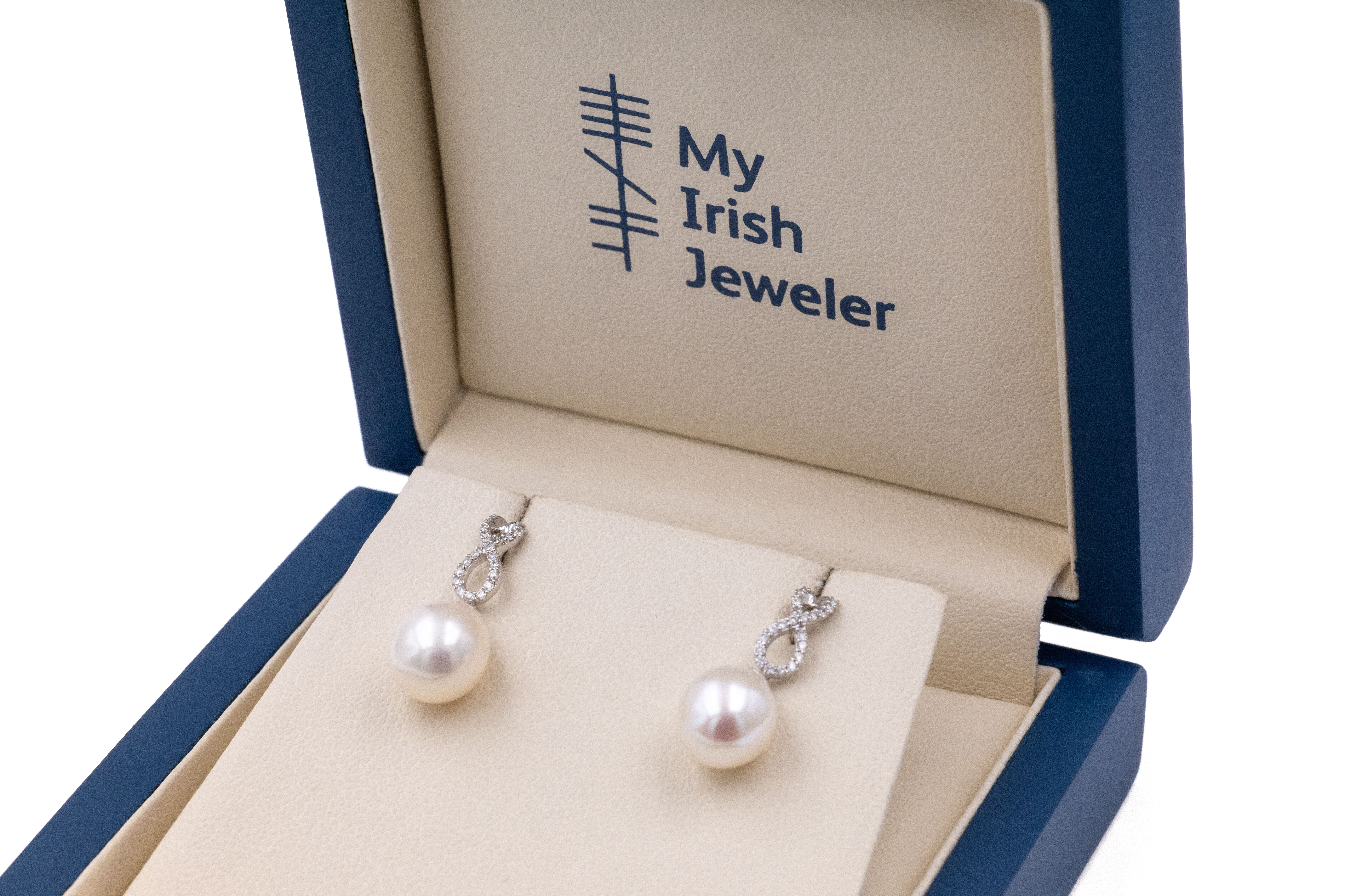 Womens Polished 9K White Gold Celtic Knot Gift Set. In Luxury Packaging.