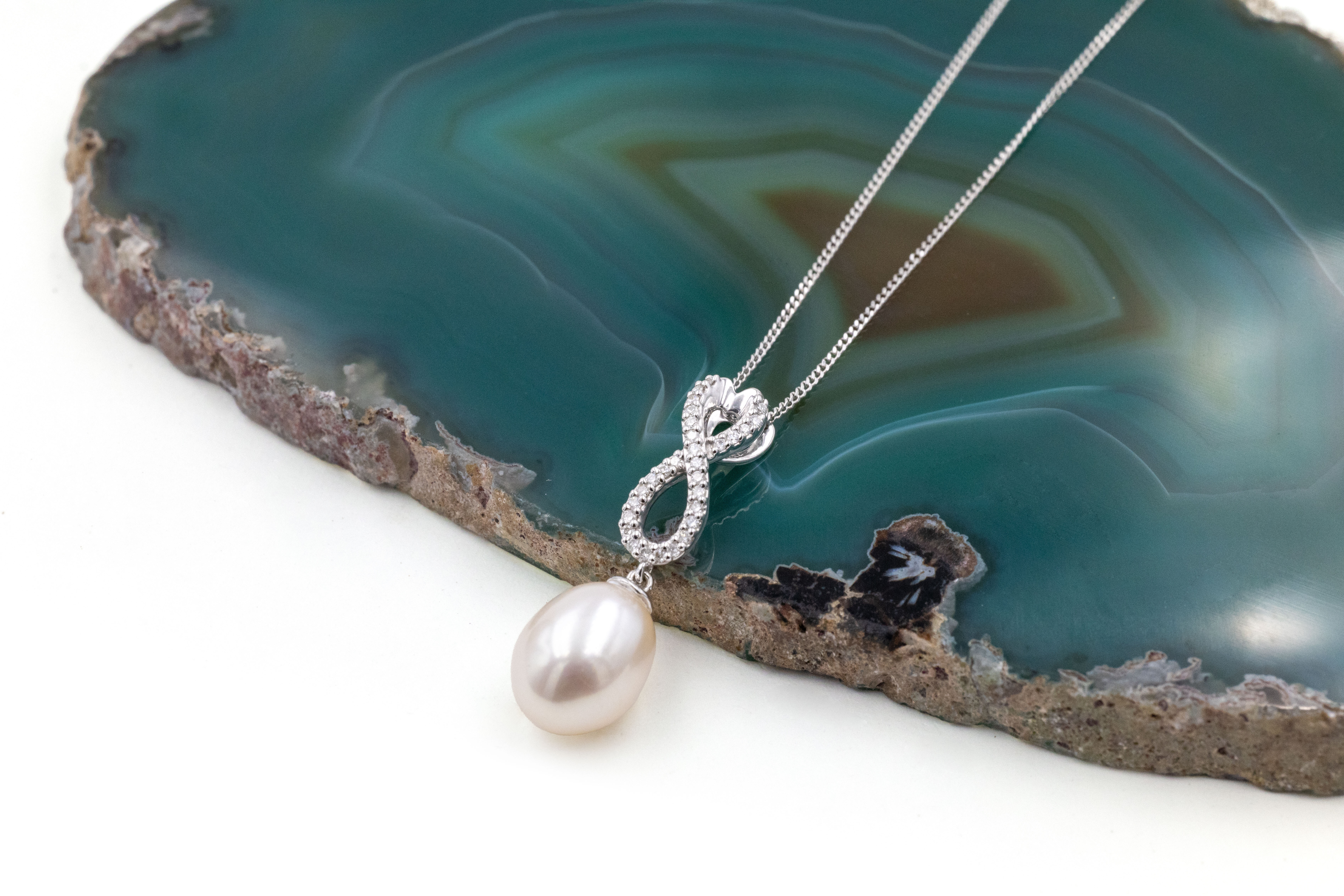 Womens Attractive Polished 9K White Gold Celtic Knot Necklace. Pictured Flat.