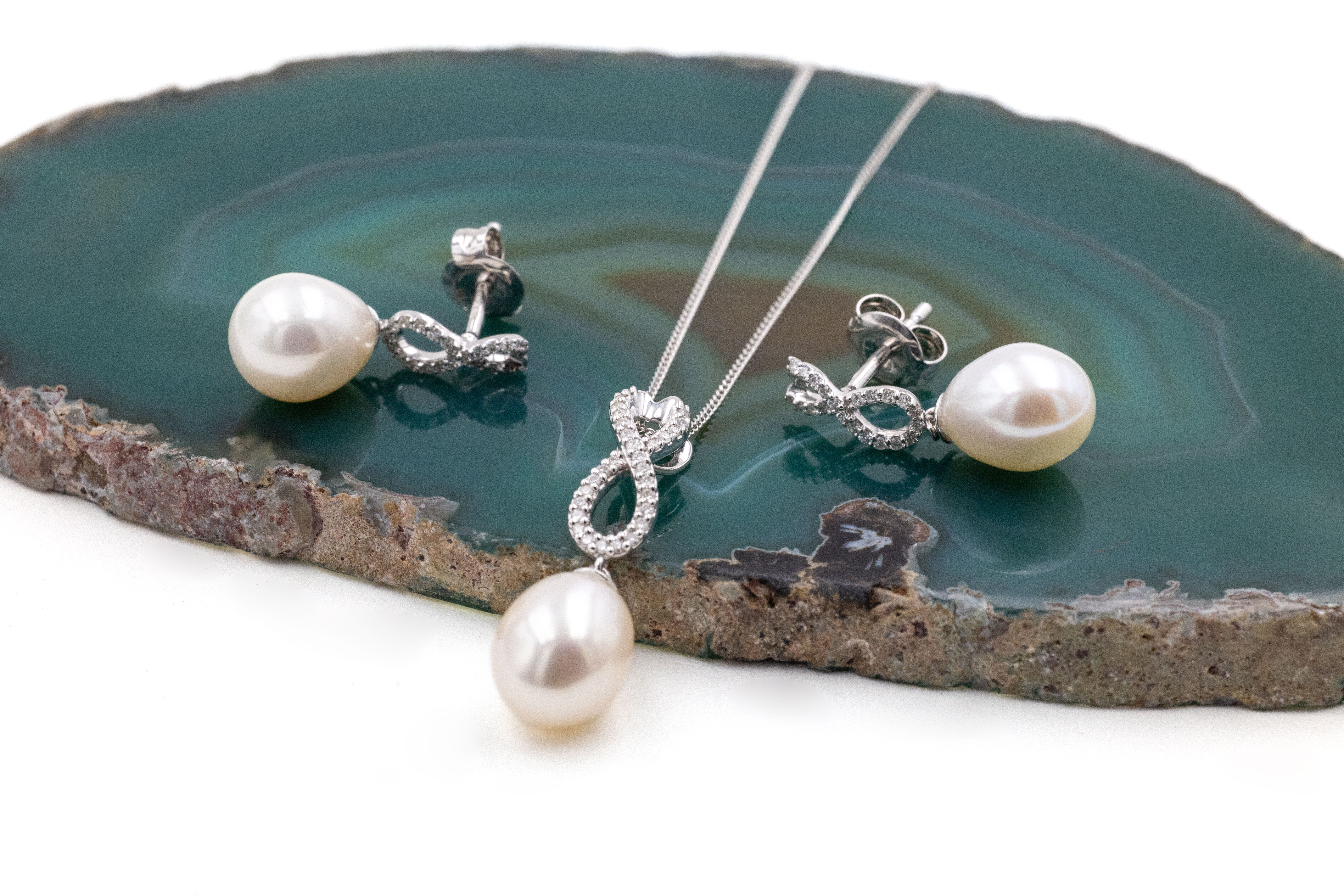 Womens Celtic Knot Gift Set in 9K White Gold With a Polished Finish