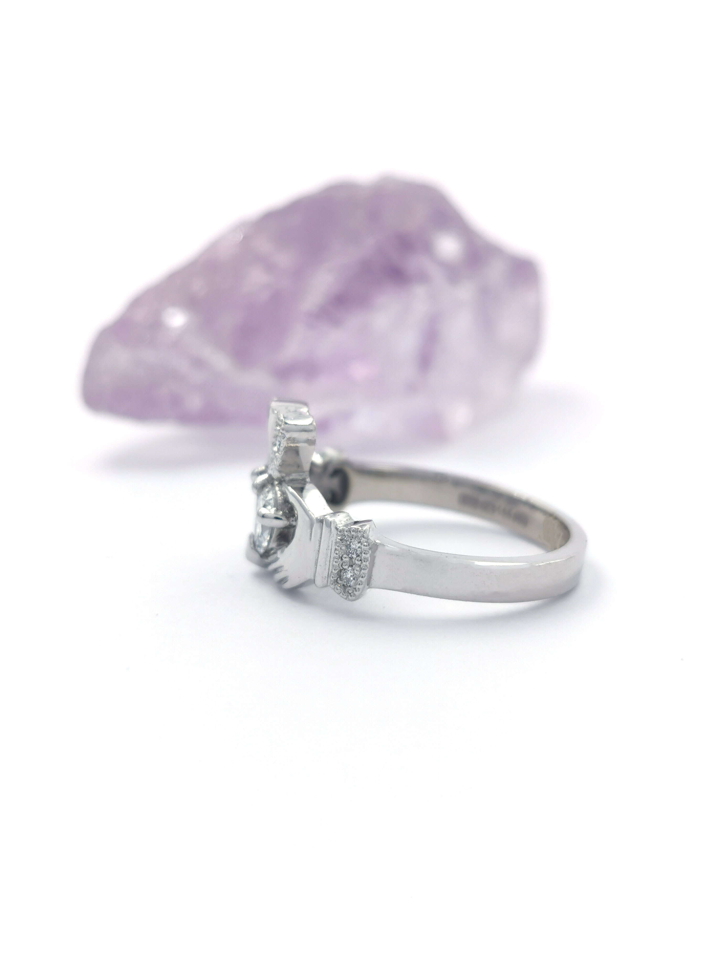 Womens Claddagh 9.0mm Ring in Platinum