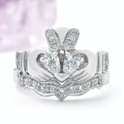 Claddagh Engagement with Pear-Shaped Diamonds 0.40cts