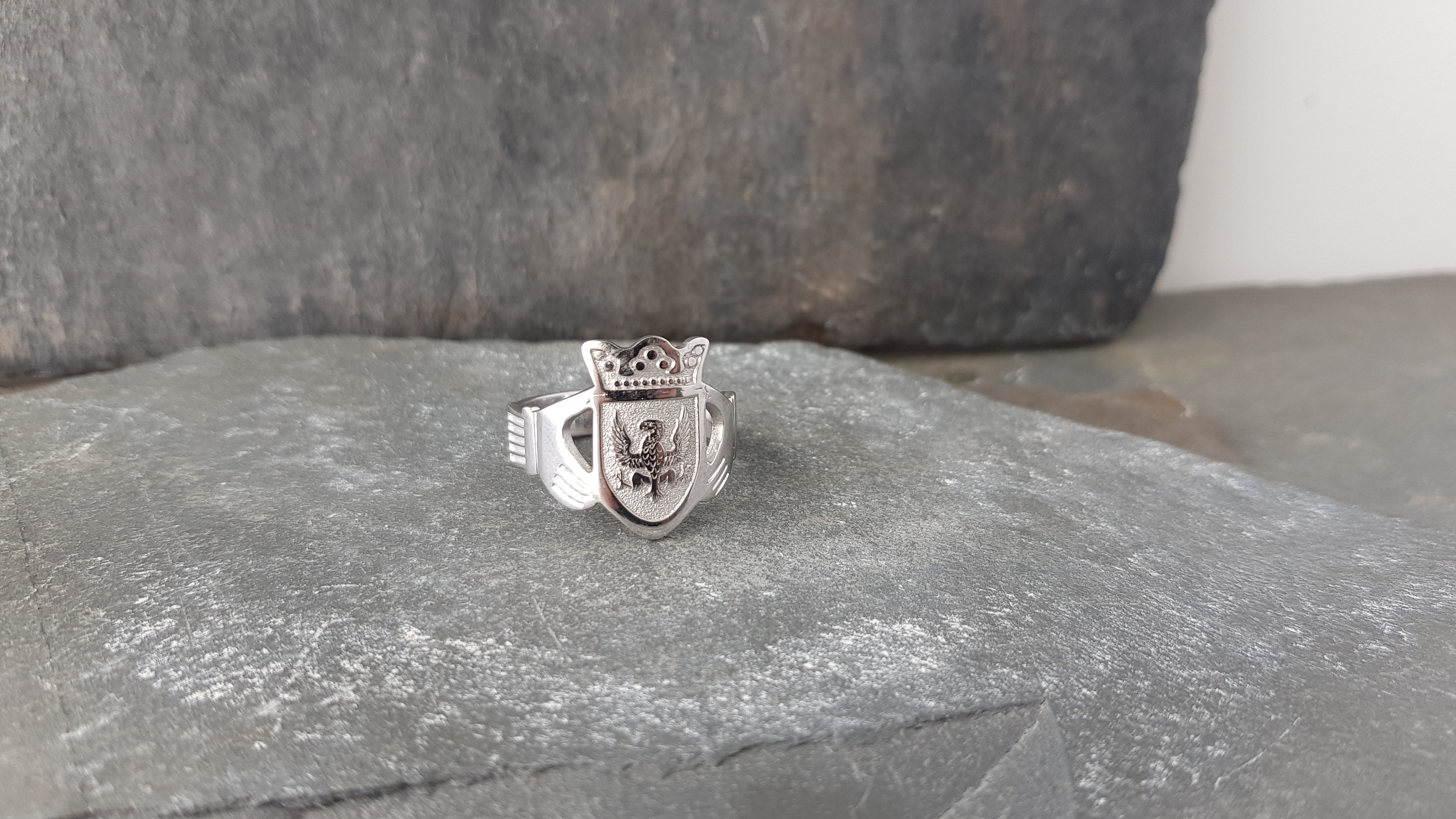 Mens Family Crest 7.8mm Ring in Real White Gold