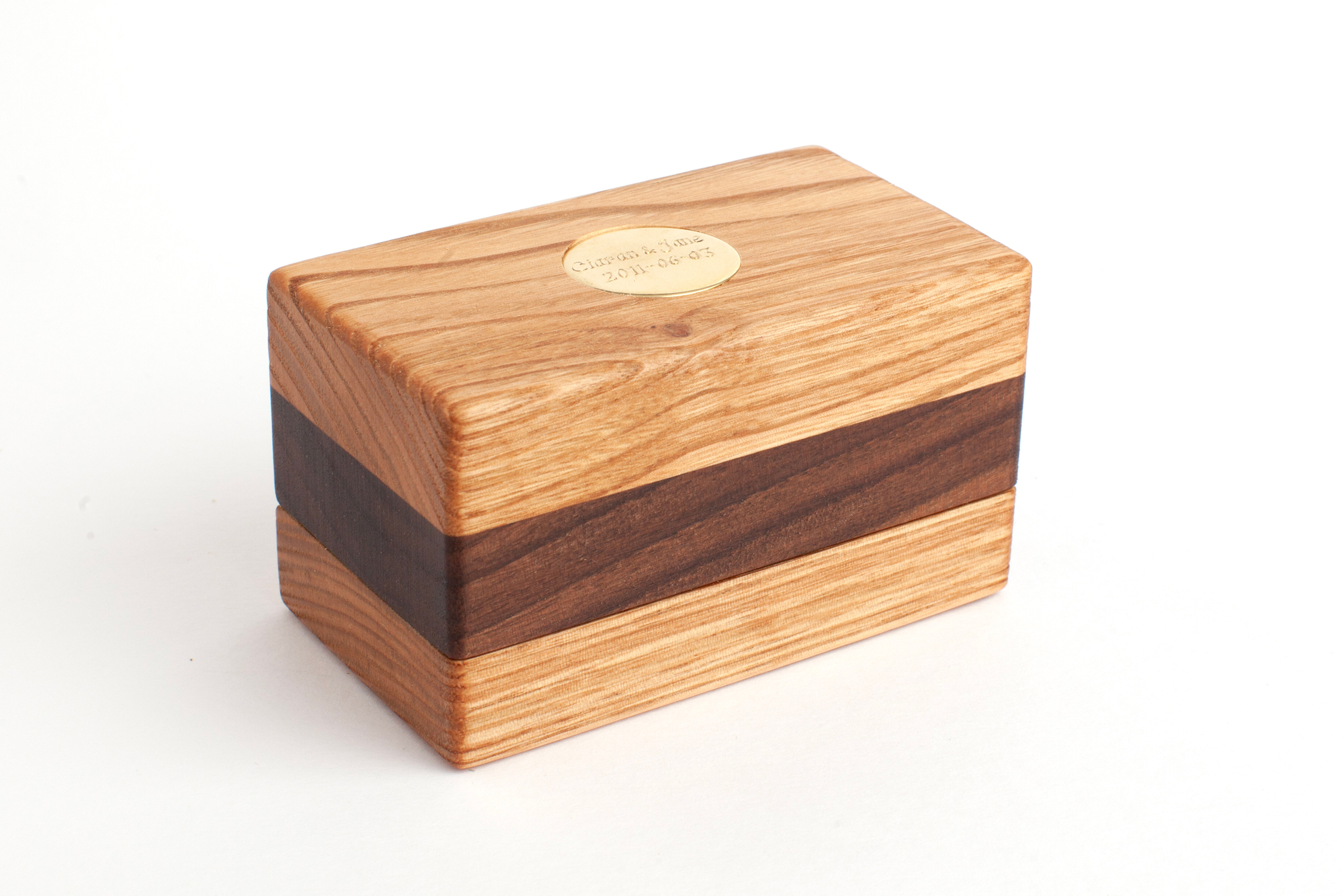 Double Ring Box Walnut Closed