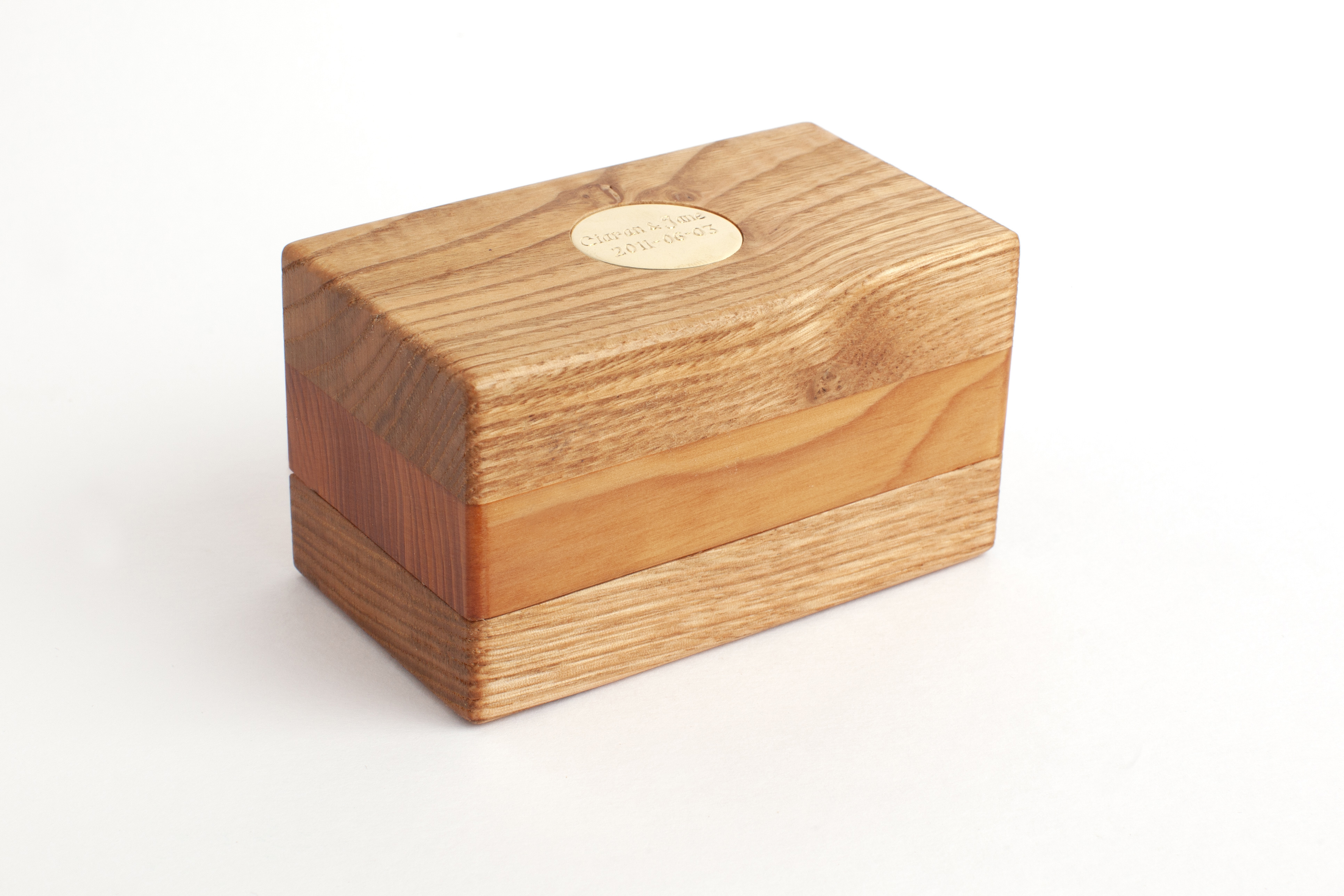 Double ring box yew engraved closed