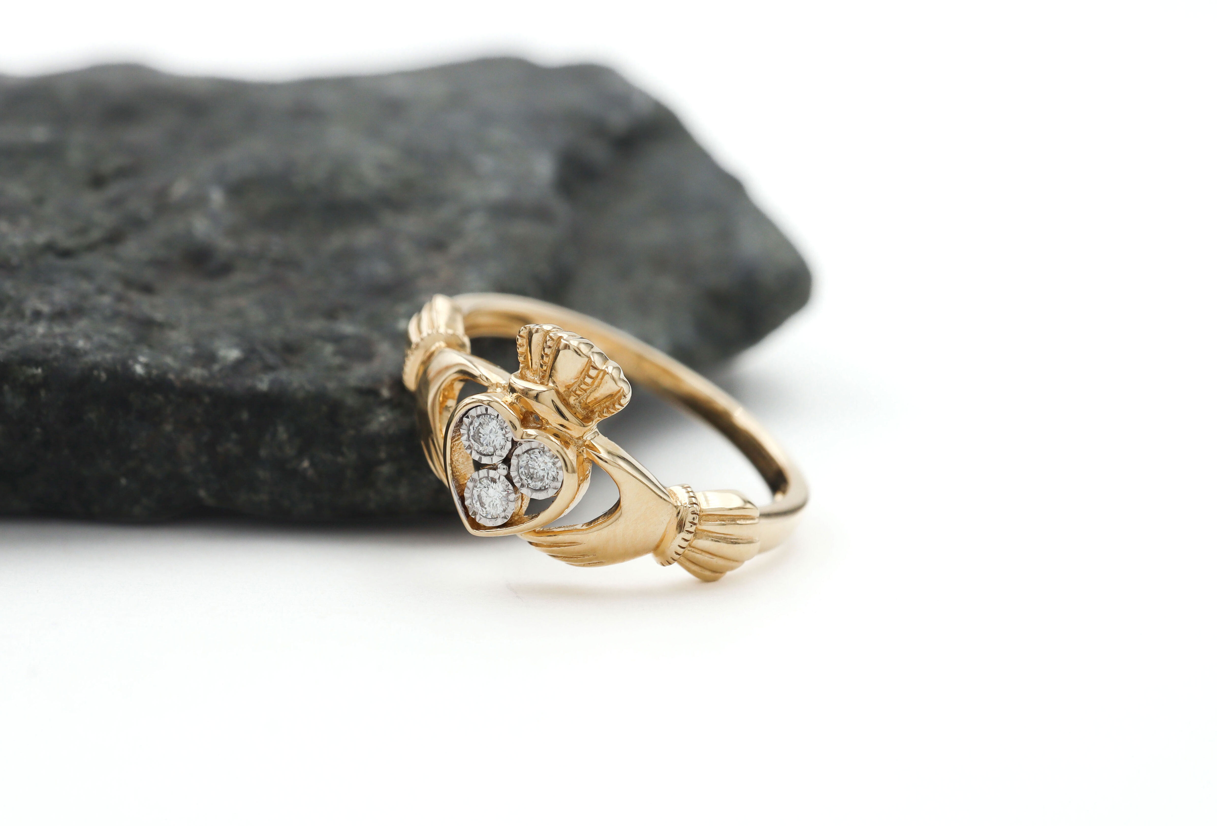 Romantic 14K Yellow Gold Claddagh Ring For Women. Side View.