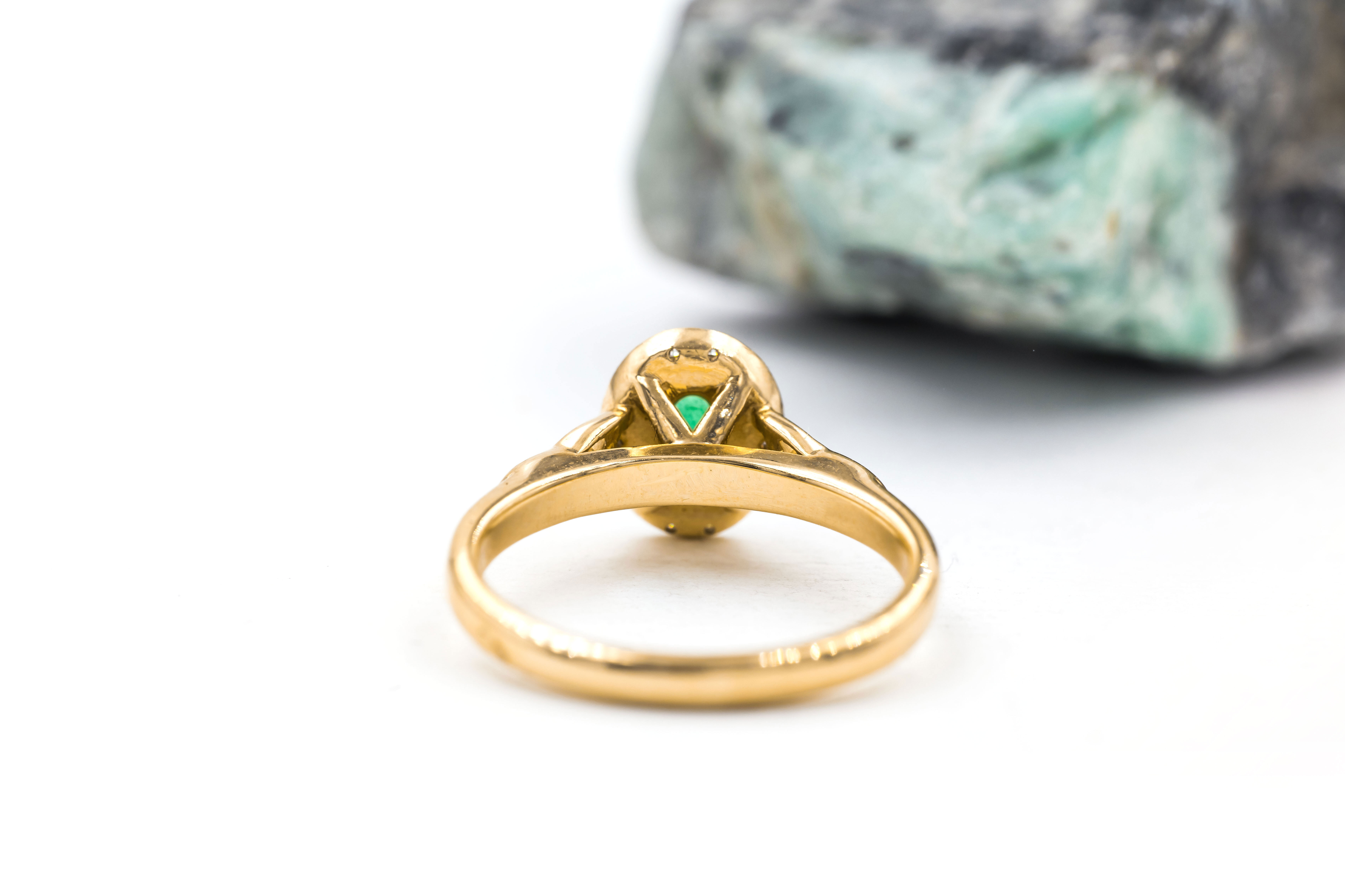 Womens Polished 18K Yellow Gold Trinity Knot & Celtic Knot 0.50ct Natural Emerald Ring. Picture Of The Back.
