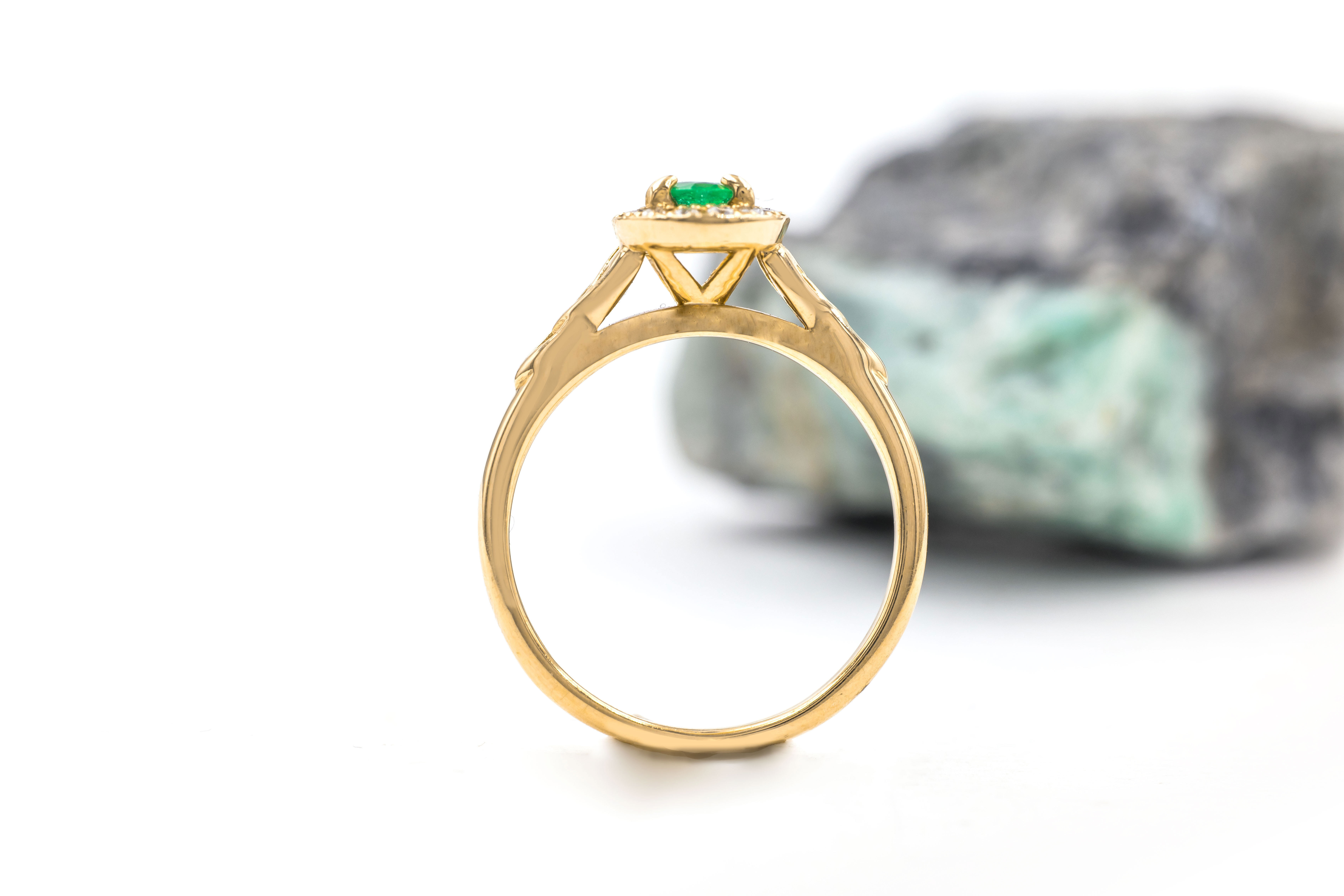 Womens Trinity Knot & Celtic Knot Ring in Yellow Gold With a Polished Finish. Side View.