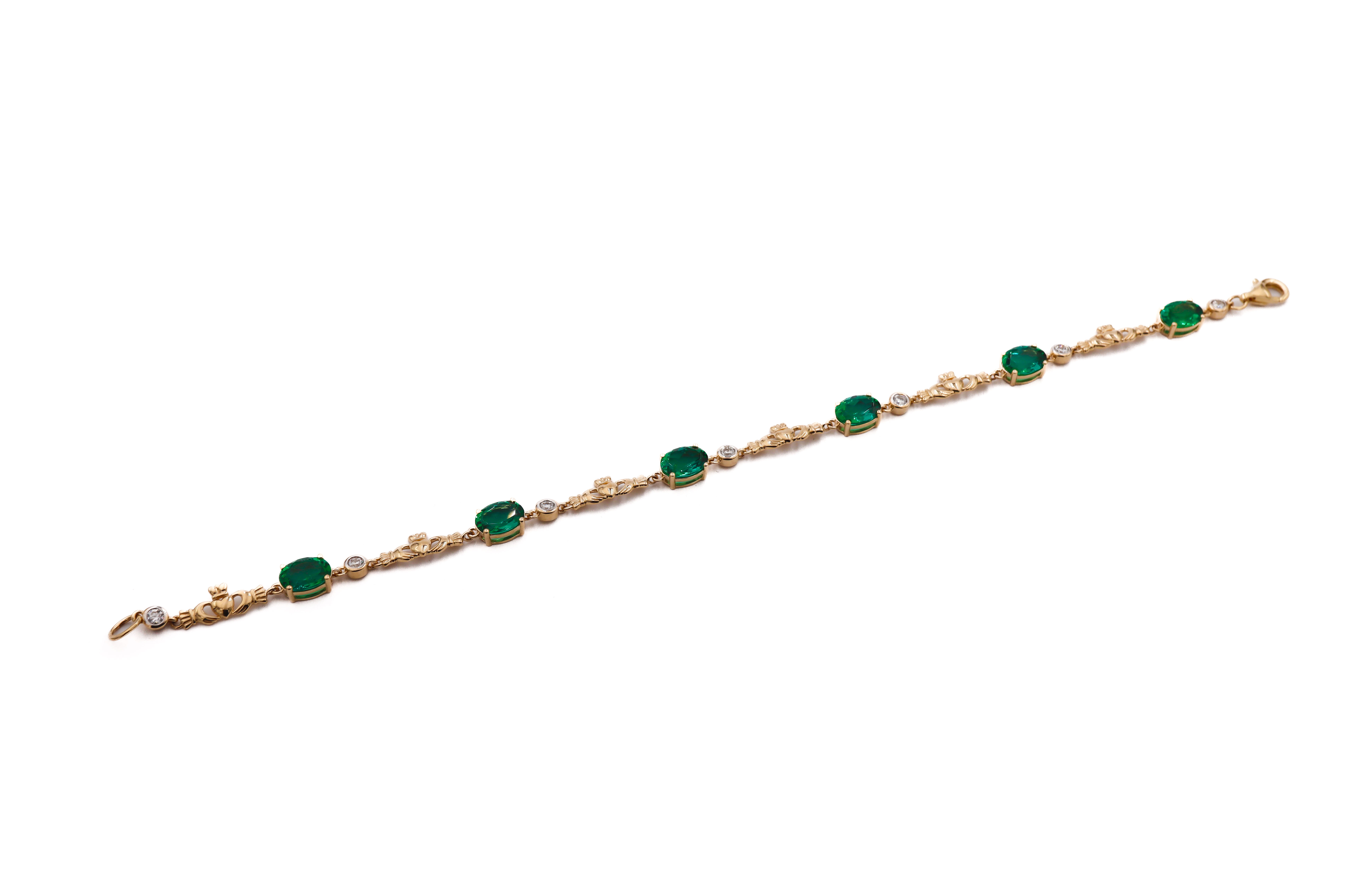Womens Claddagh Bracelet in Yellow Gold With a Polished Finish