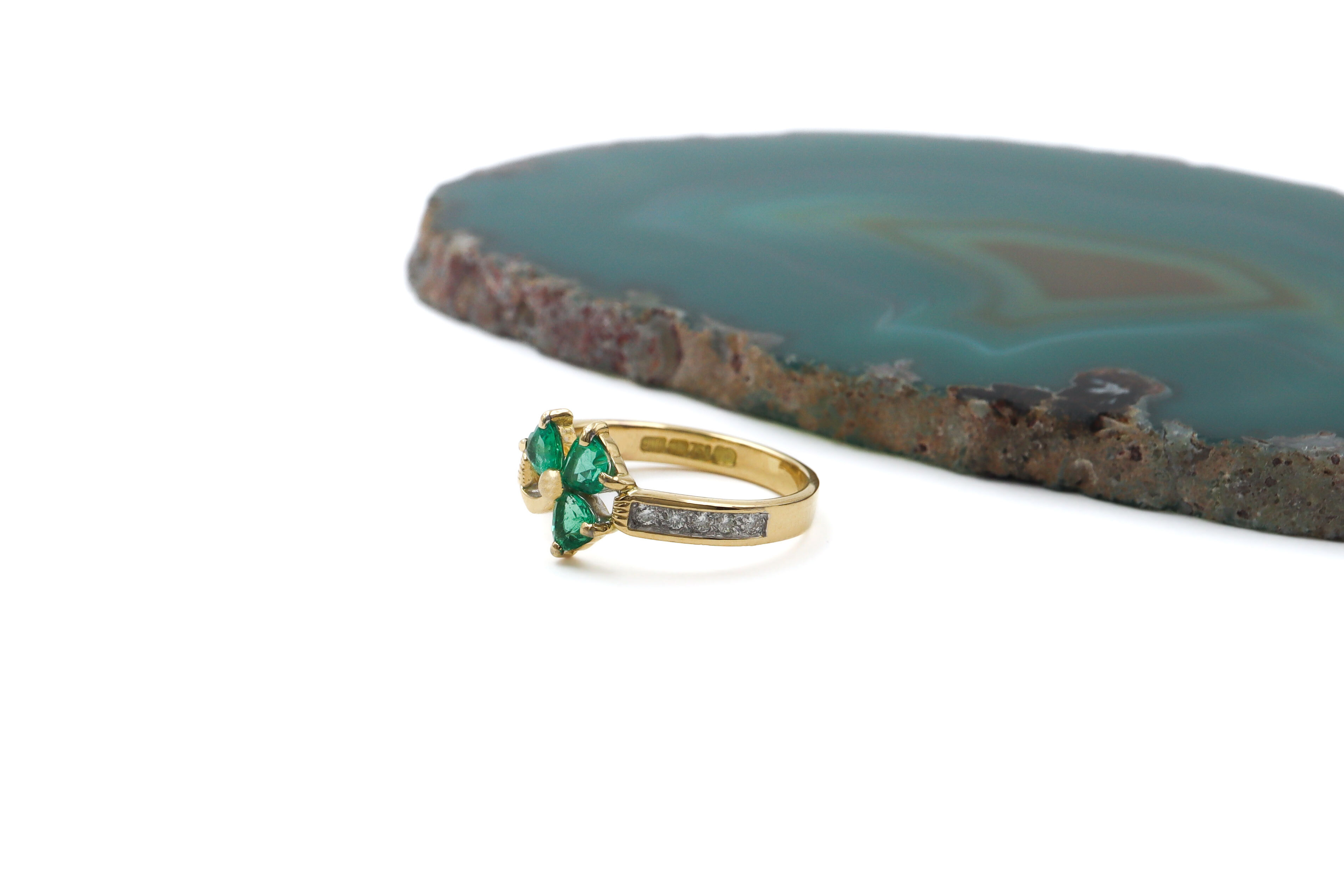 Womens Gorgeous Polished 14K Yellow Gold Shamrock Ring. Side View.