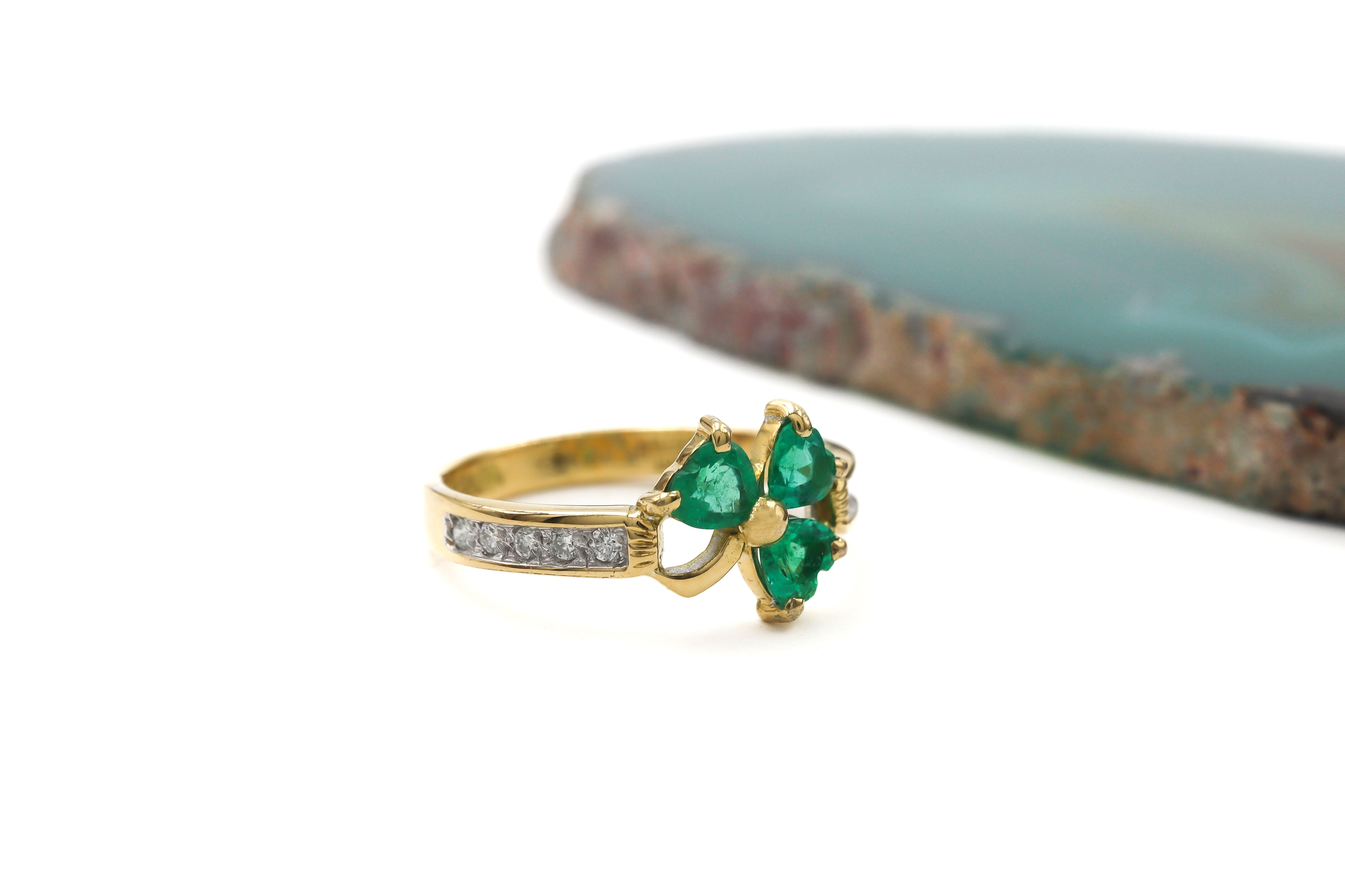 Womens Polished 14K Yellow Gold Shamrock Anniversary Ring. Side View.