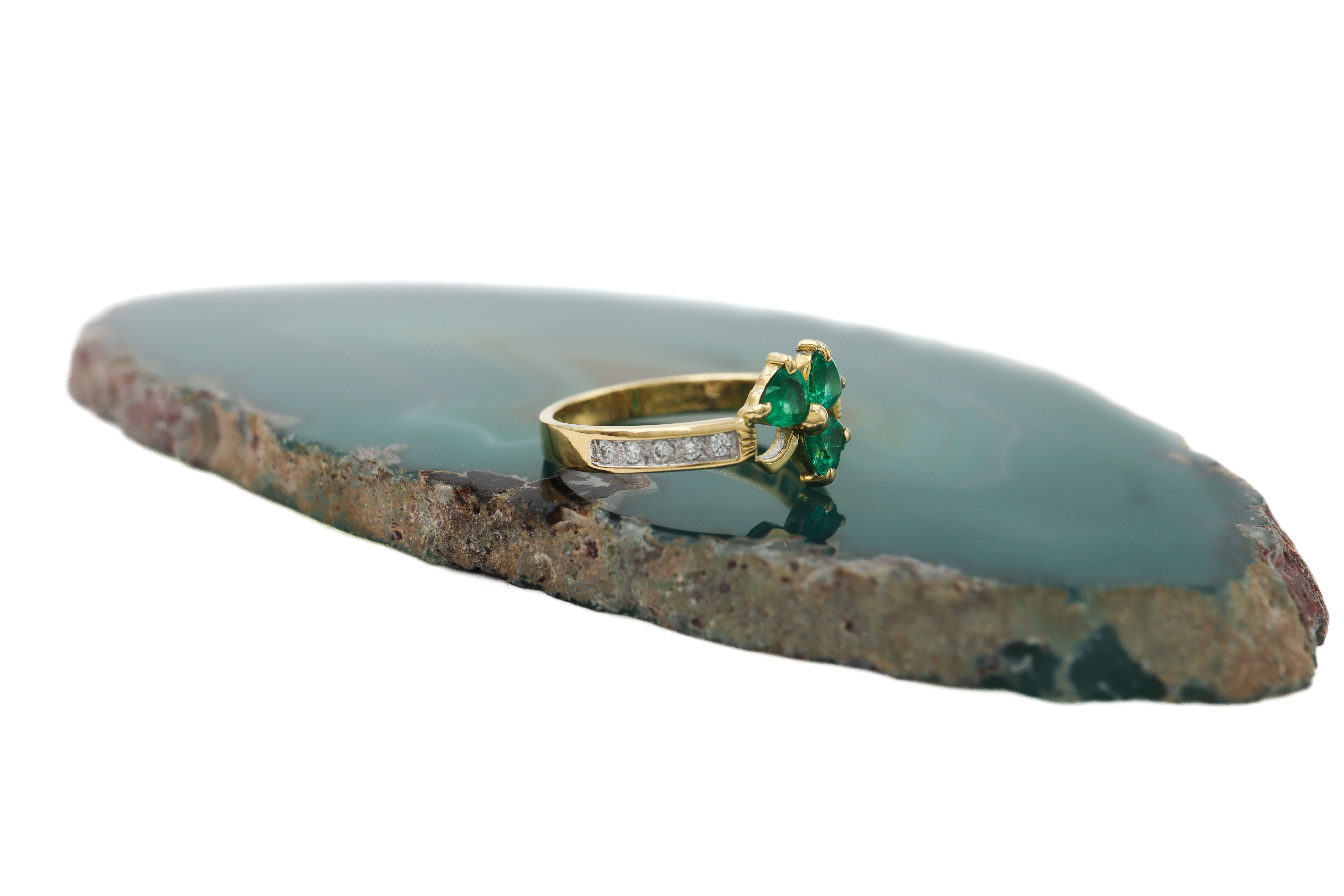 Womens Polished 14K Yellow Gold Shamrock 2.5mm Ring. Side View.